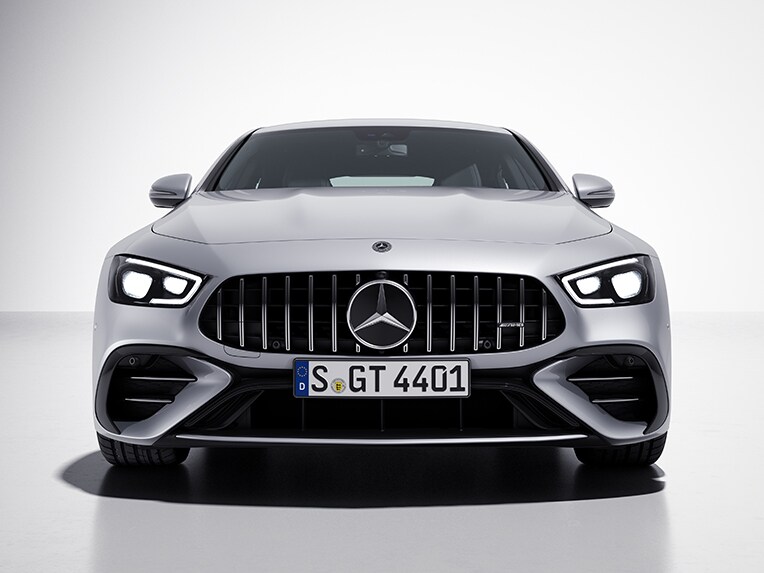 Mercedes-AMG GT čtyřdveřové kupé se stylingovou sadou V8 exteriér při bočním pohledu zepředu.