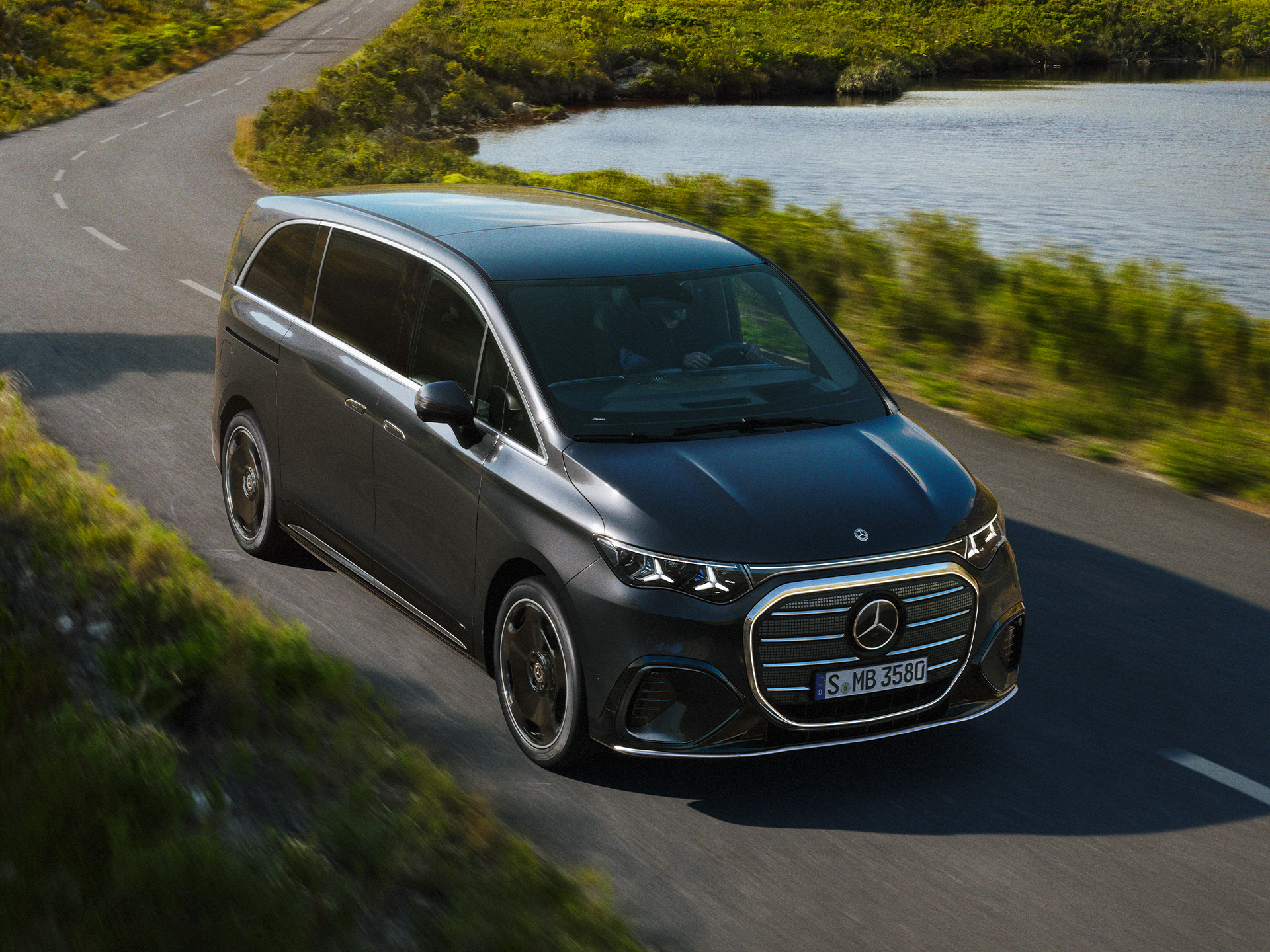 Velkoprostorové vozy | Sedmimístná osobní a dodávková vozidla | Mercedes-Benz Mercedes-Benz VLE na klikaté silnici poblíž jezera.