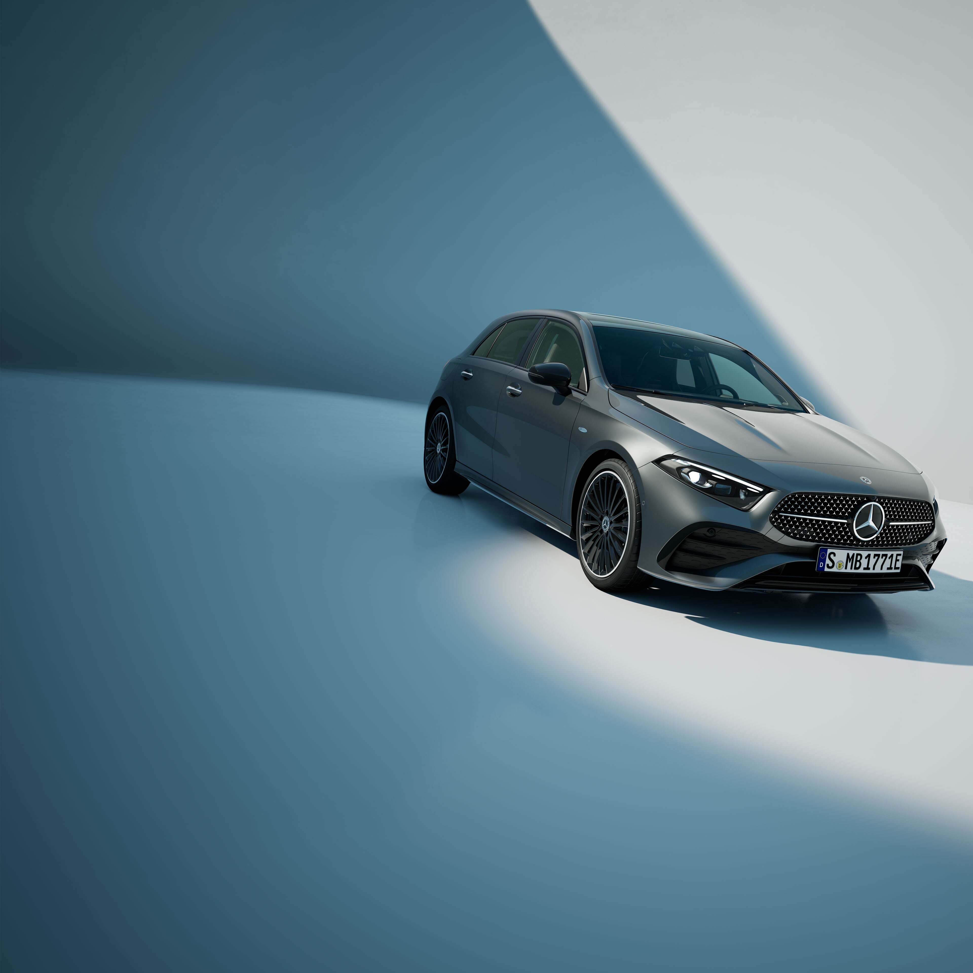 Pohled zepředu na Mercedes-Benz Třídy A kompaktní sedan.