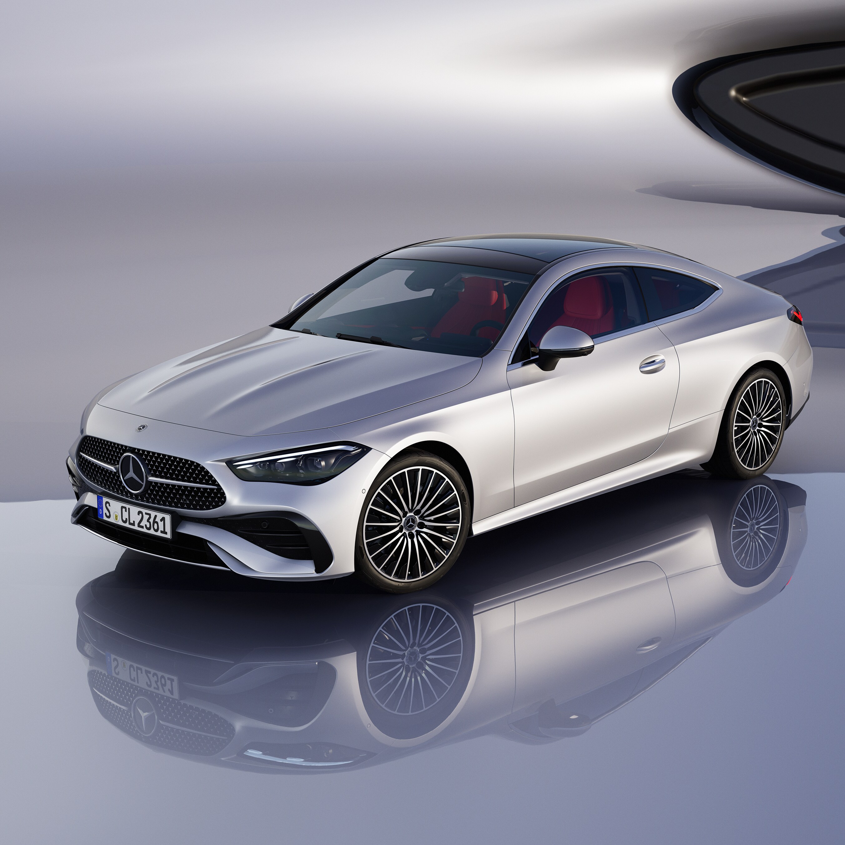 Pohled zepředu na vozidlo Mercedes-Benz CLE kupé ve světlém prostředí.