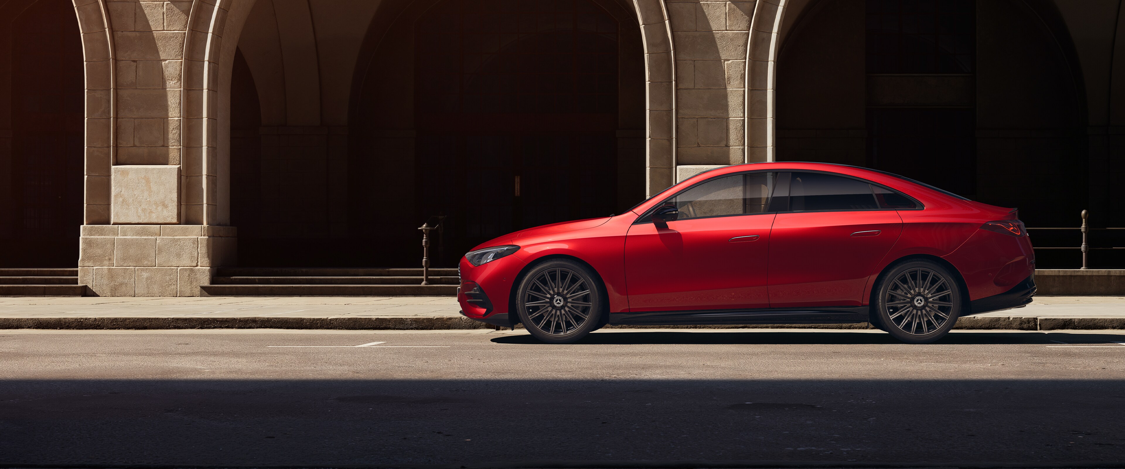 Mercedes-Benz CLA sedan při pohledu z&nbsp;boku.
