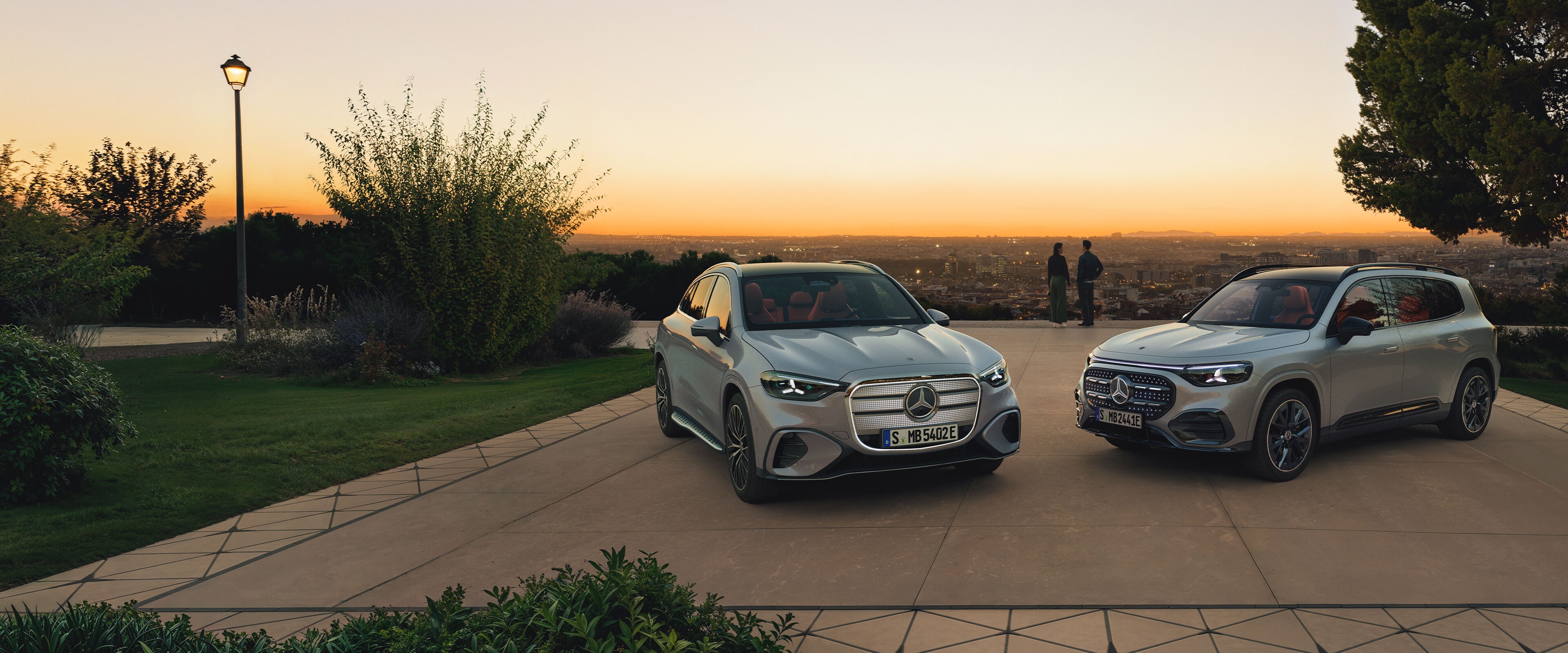 Pohled z&nbsp;boku zepředu na nové vozidlo Mercedes-Benz GLC.