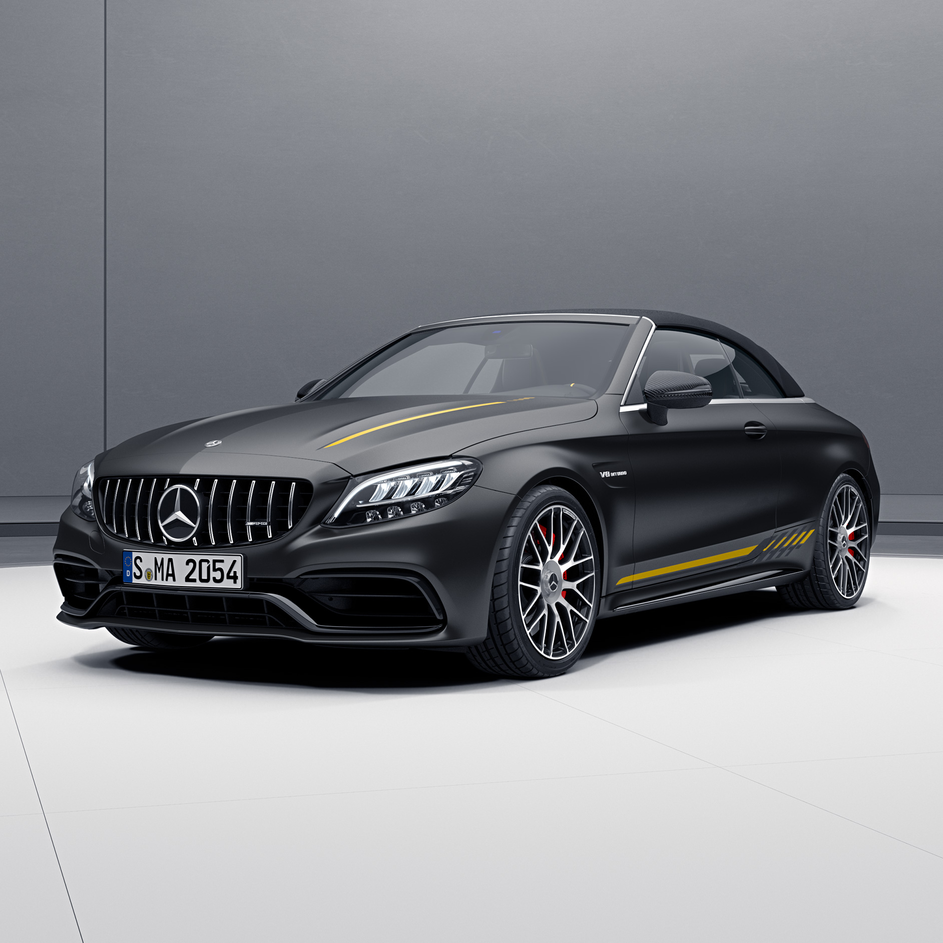 Final Edition | Třída C Kabriolet | Mercedes-AMG Třída C Kabriolet od Mercedes-AMG v provedení Final Edition při pohledu zepředu.