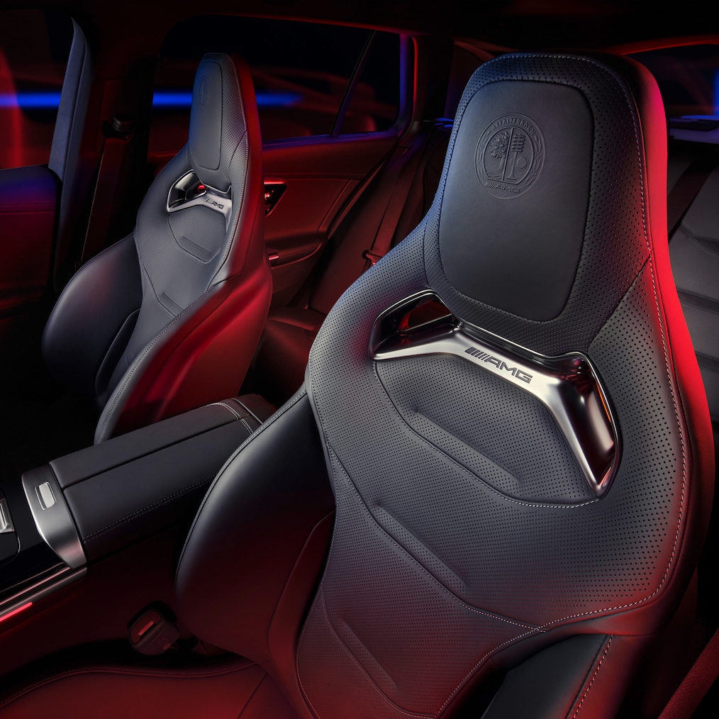 Pohled na sedadla AMG Performance z perspektivy otevřených dveří řidiče.
