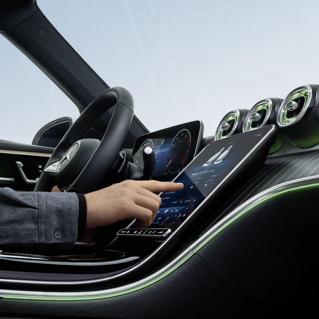 Detailní záběr na kokpit s displeji ve vozidle Mercedes-Benz Třídy C.
