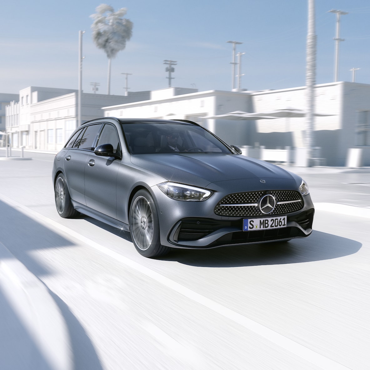Mercedes-Benz Třídy C kombi při bočním pohledu zepředu.