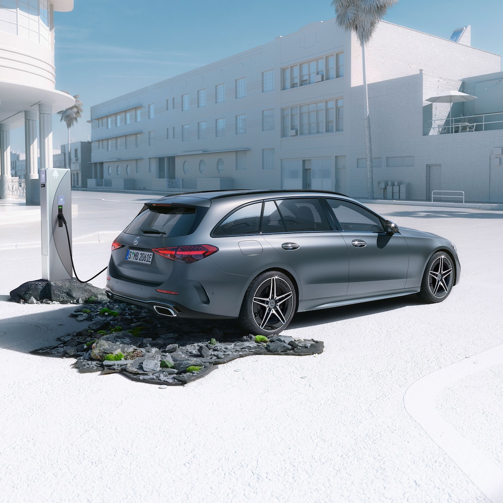 Dynamický pohled na vozidlo Mercedes-Benz Třídy C kombi (za jízdy) nebo během stání u nabíjecí stanice.