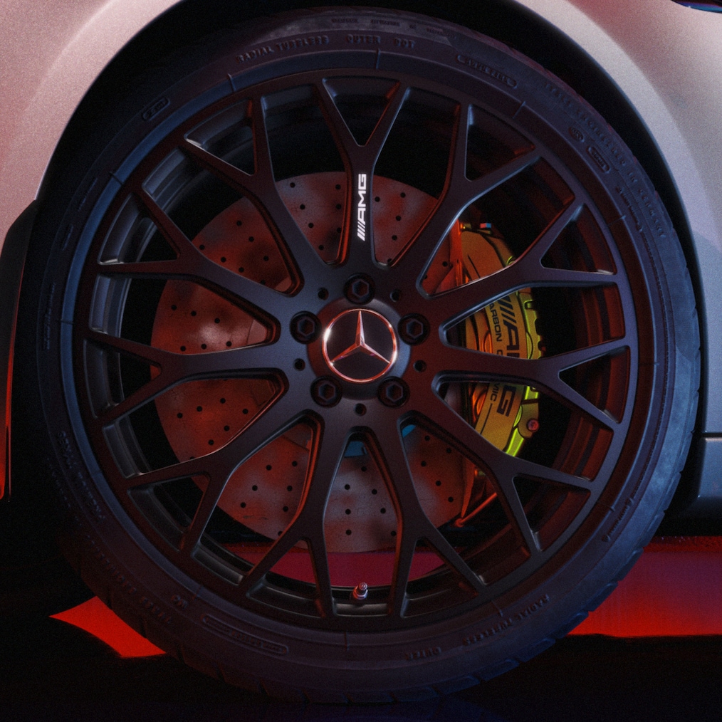 Detailní záběr na kované kolo AMG modelu Mercedes-AMG C 63 S E PERFORMANCE.