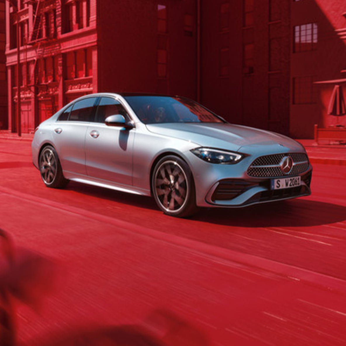 Mercedes-Benz Třídy C sedan při bočním pohledu zepředu.