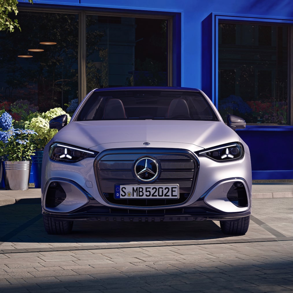 Osvětlený design přídě zcela nové elektrické Třídy&nbsp;C od Mercedes-Benz.