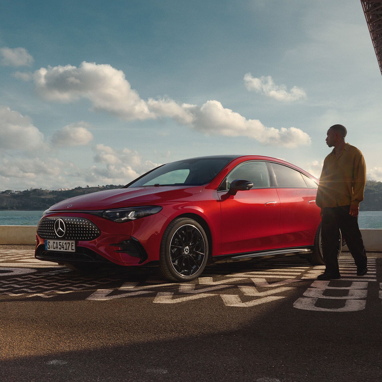 Detailní pohled na kapotu motoru, masku chladiče a&nbsp;emblém hvězdy vozu Mercedes-Benz Třídy&nbsp;S při západu slunce