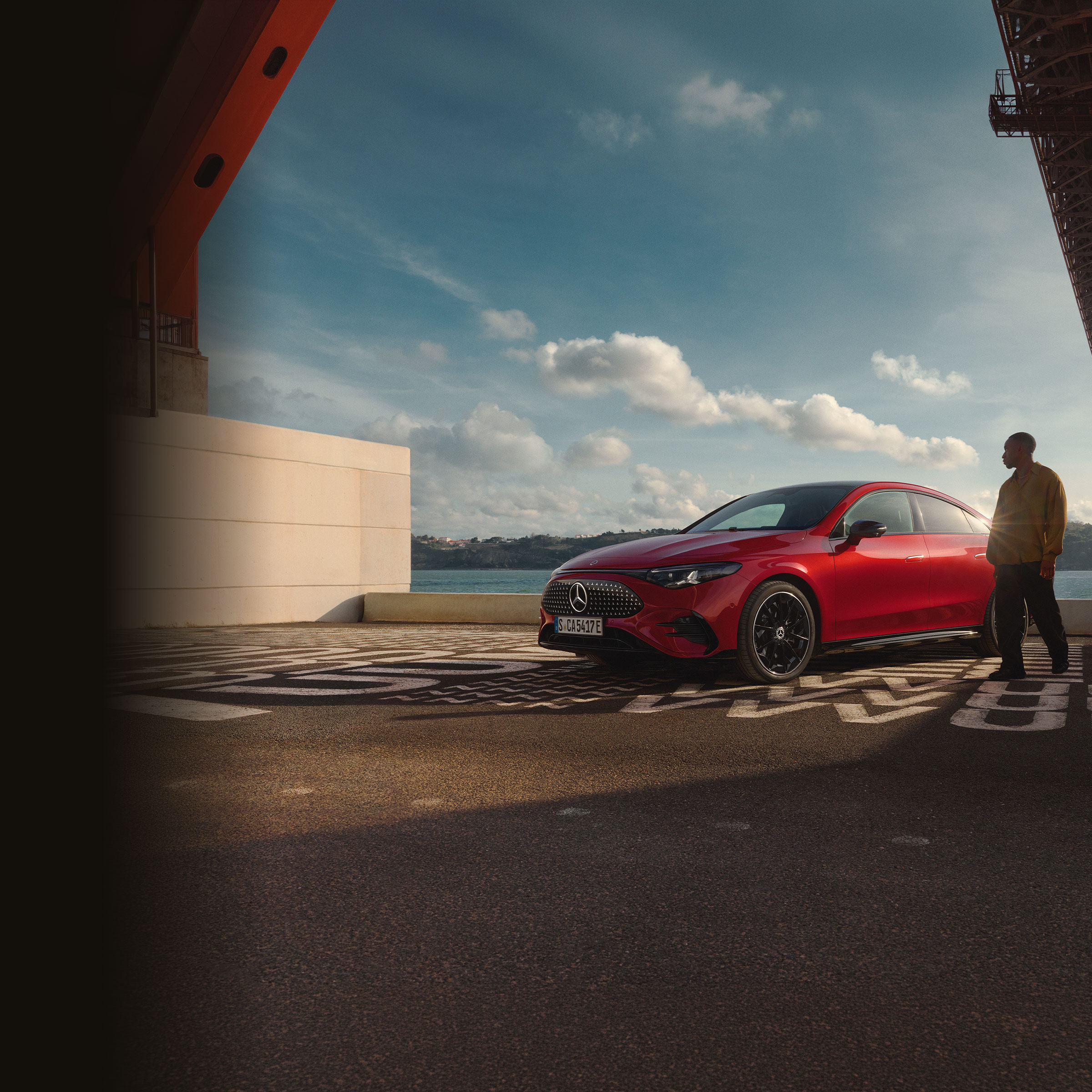Mercedes-Benz Třídy S při západu slunce s horou Fudži v pozadí Detailní pohled na kapotu motoru, masku chladiče a emblém hvězdy vozu Mercedes-Benz Třídy S při západu slunce