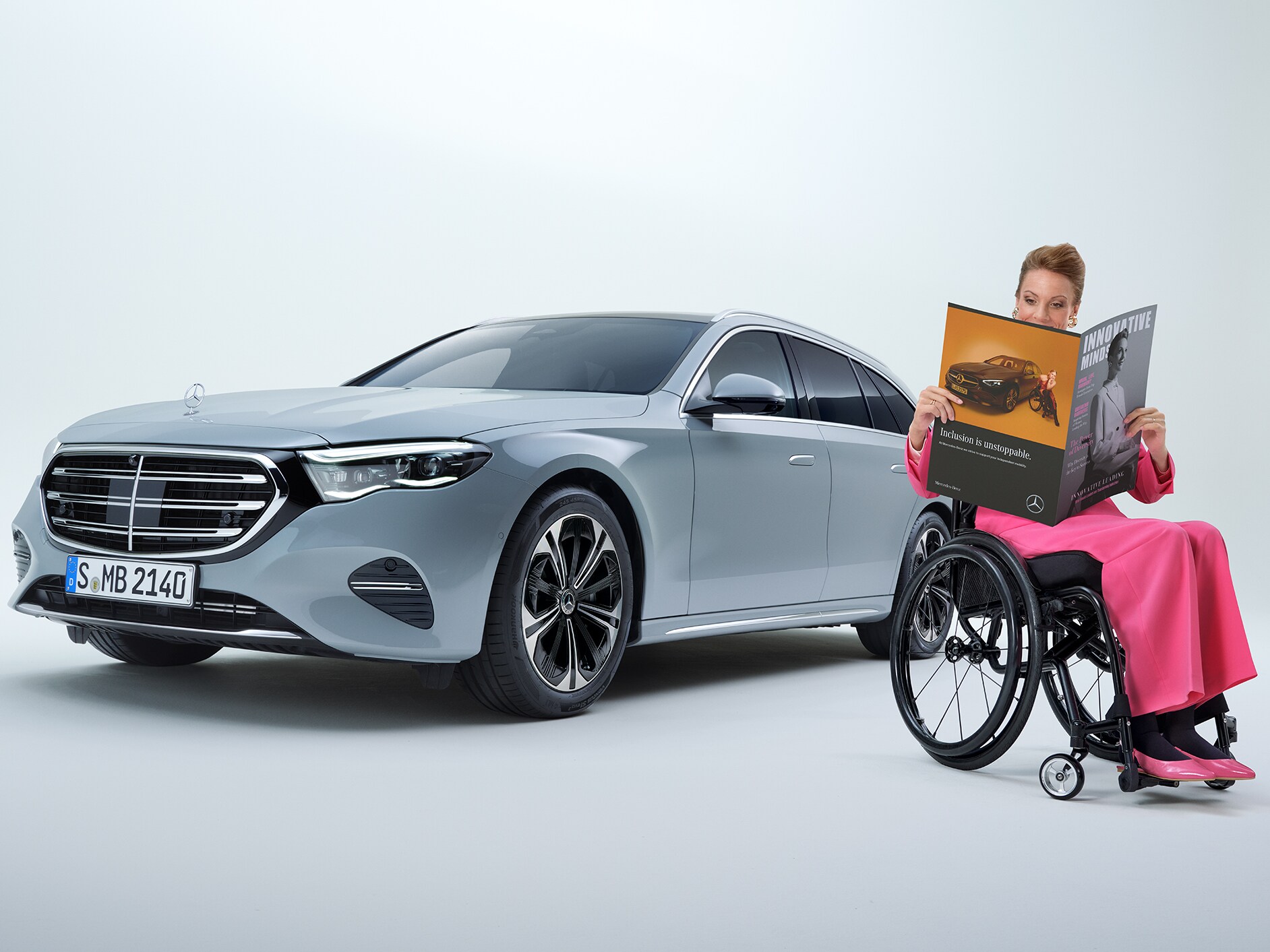 Pohled z&nbsp;boku na Třídu&nbsp;E kombi přestavěnou pro hendikepované osoby a&nbsp;na ženu na invalidním vozíku.