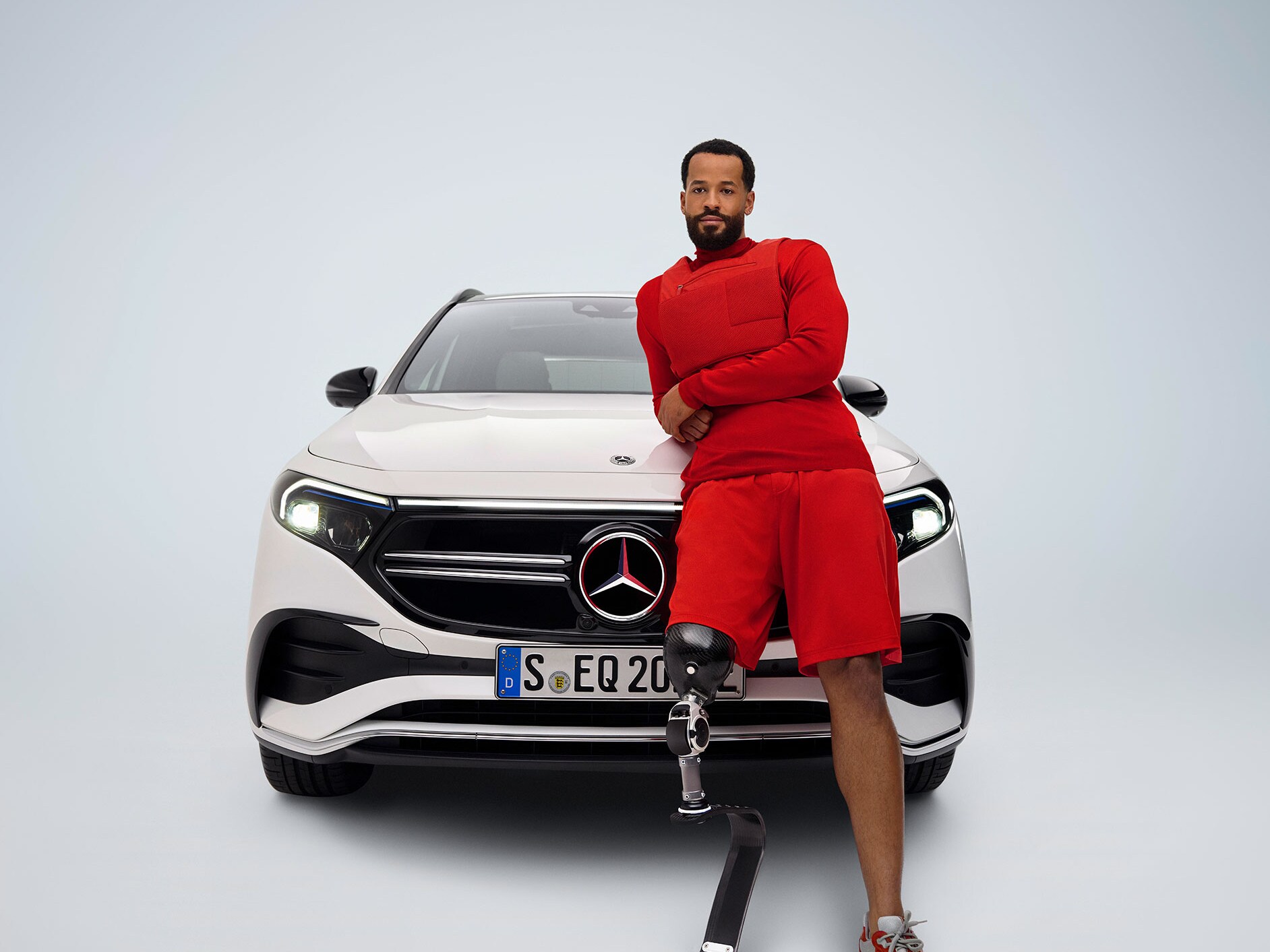 Mercedes-Benz EQA upravený pro bezbariérový přístup, a muž s protetickou nohou.