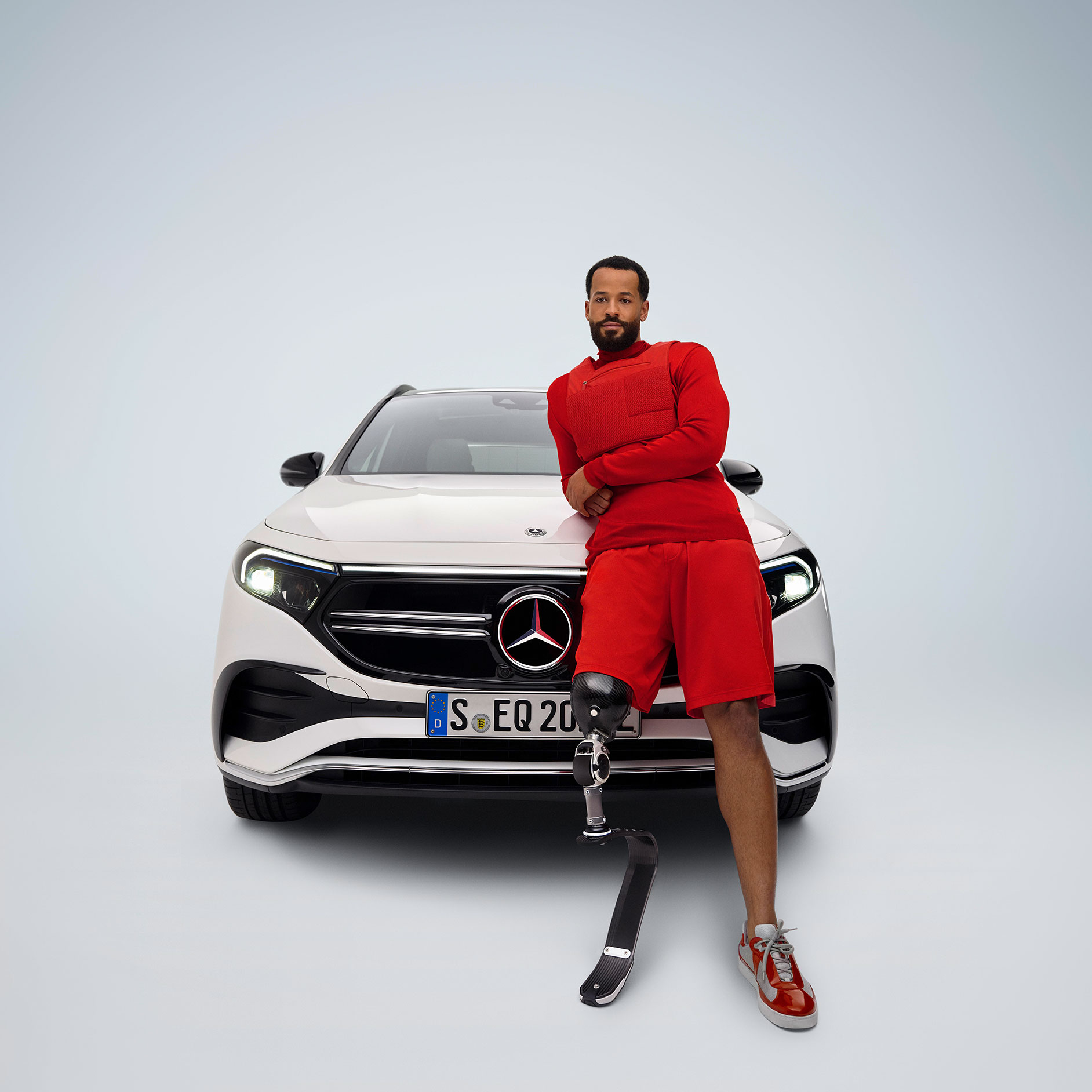 Prodloužení pedálů | Jízdní pomocné prostředky| Mercedes-Benz Mercedes-Benz EQA upravený pro bezbariérový přístup, a muž s protetickou nohou.