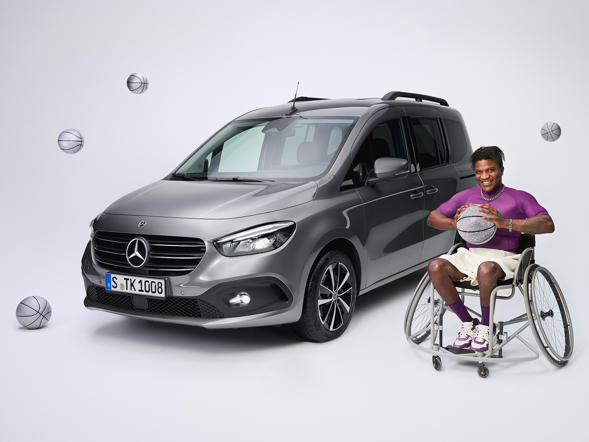 Mercedes-Benz třídy T upraven pro tělesně postižené, a hráč košíkové na vozíku.