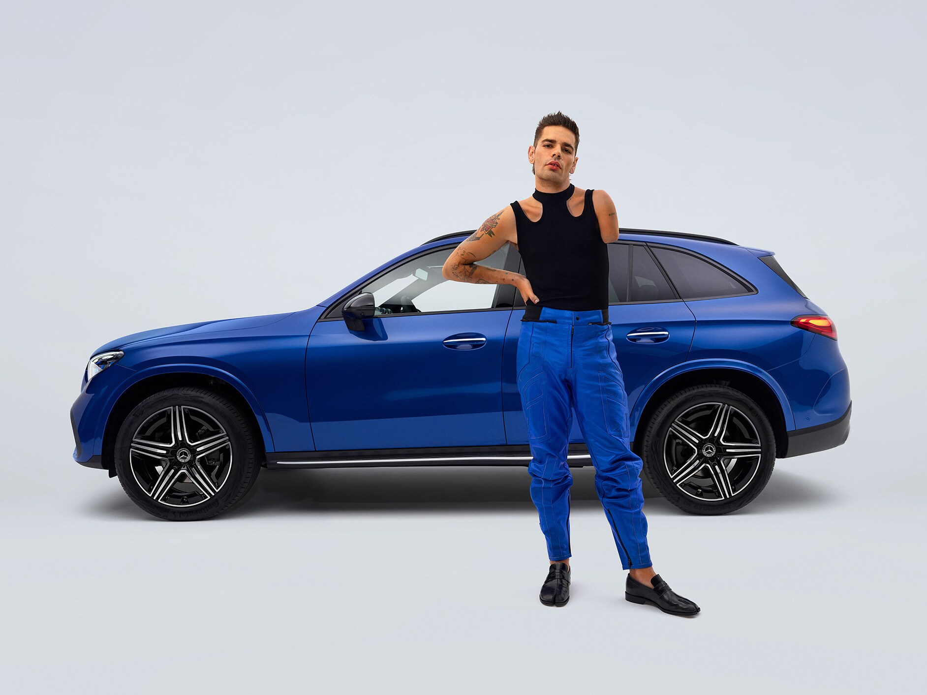 Přestavěné vozidlo Mercedes-Benz GLC SUV pro invalidy a muž s amputovanou paží.