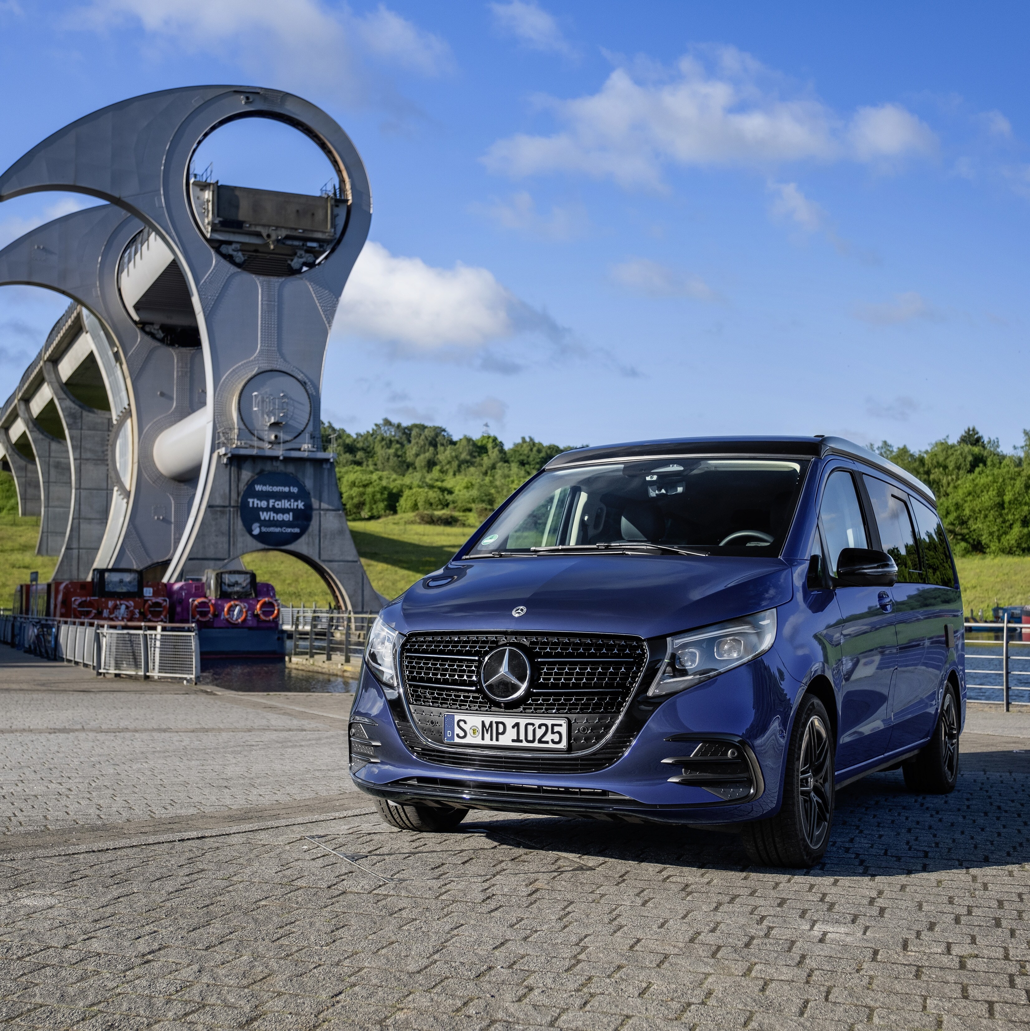 Cestovní automobil Mercedes-Benz Marco Polo v malebné krajině.
