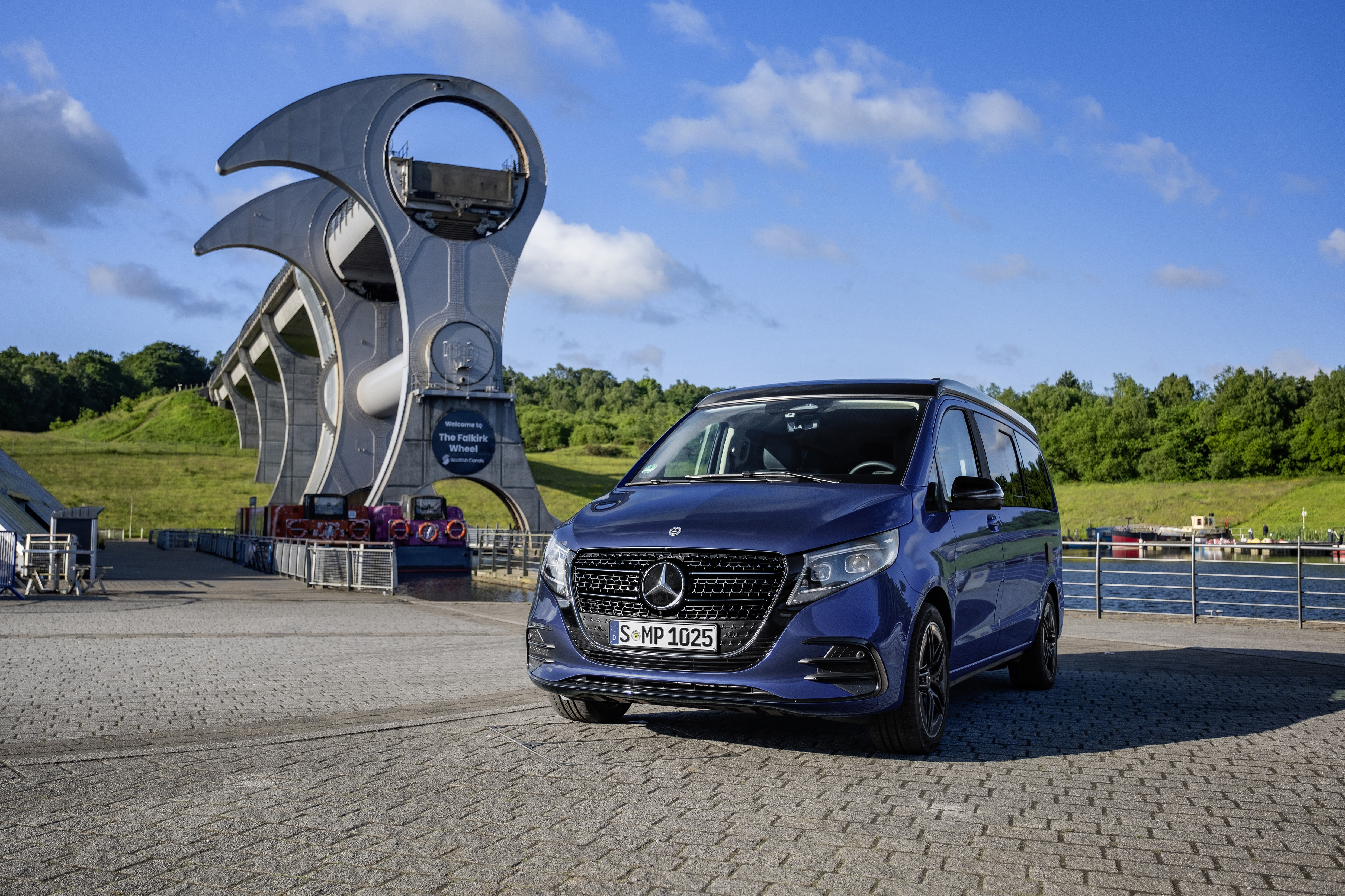 Marco Polo | Modely dodávkových vozidel a cestovních automobilů | Dodávková vozidla Mercedes-Benz Cestovní automobil Mercedes-Benz Marco Polo v malebné krajině.
