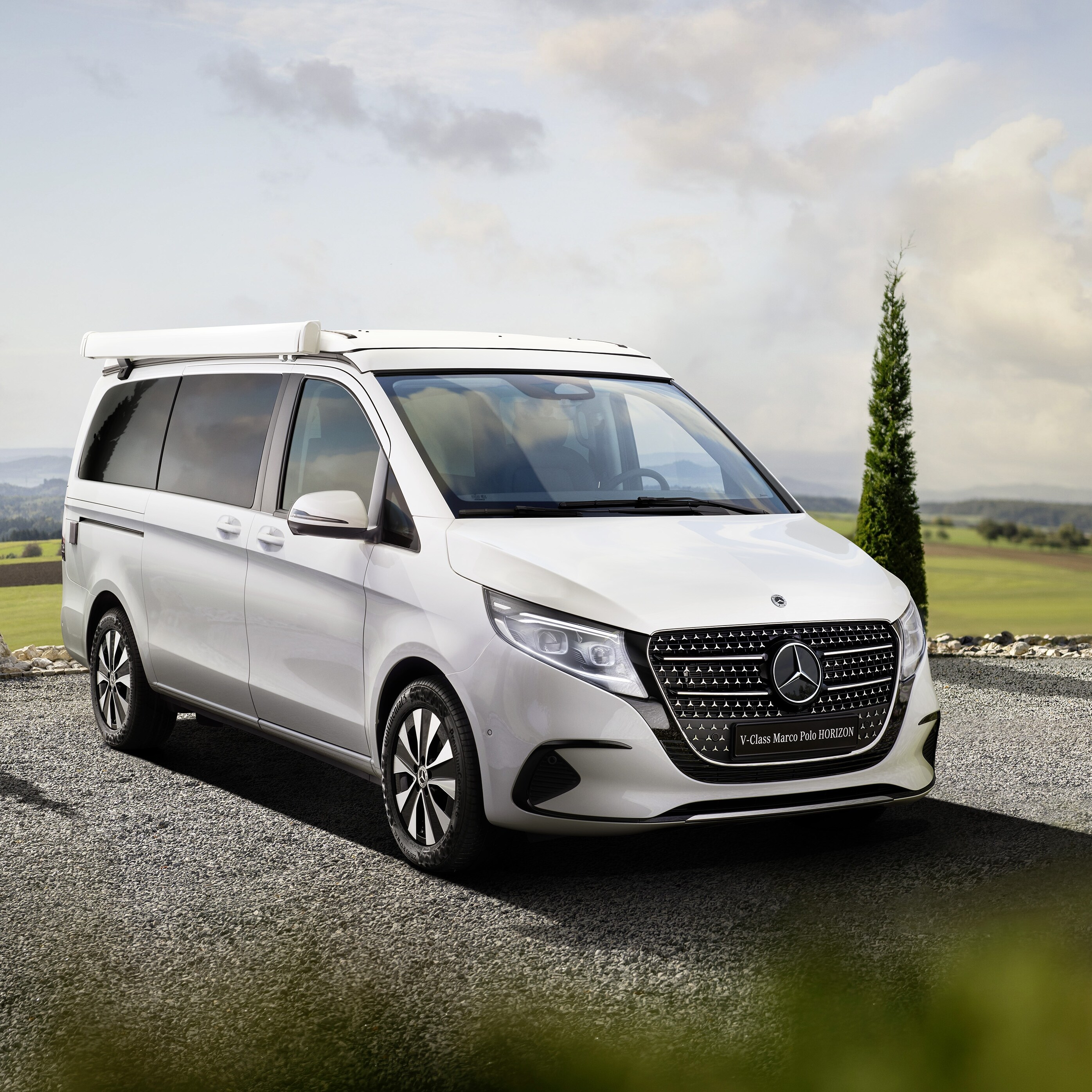 Mercedes-Benz Marco Polo HORIZON v prostředí outdoorového dobrodružství s výklopnou střechou.