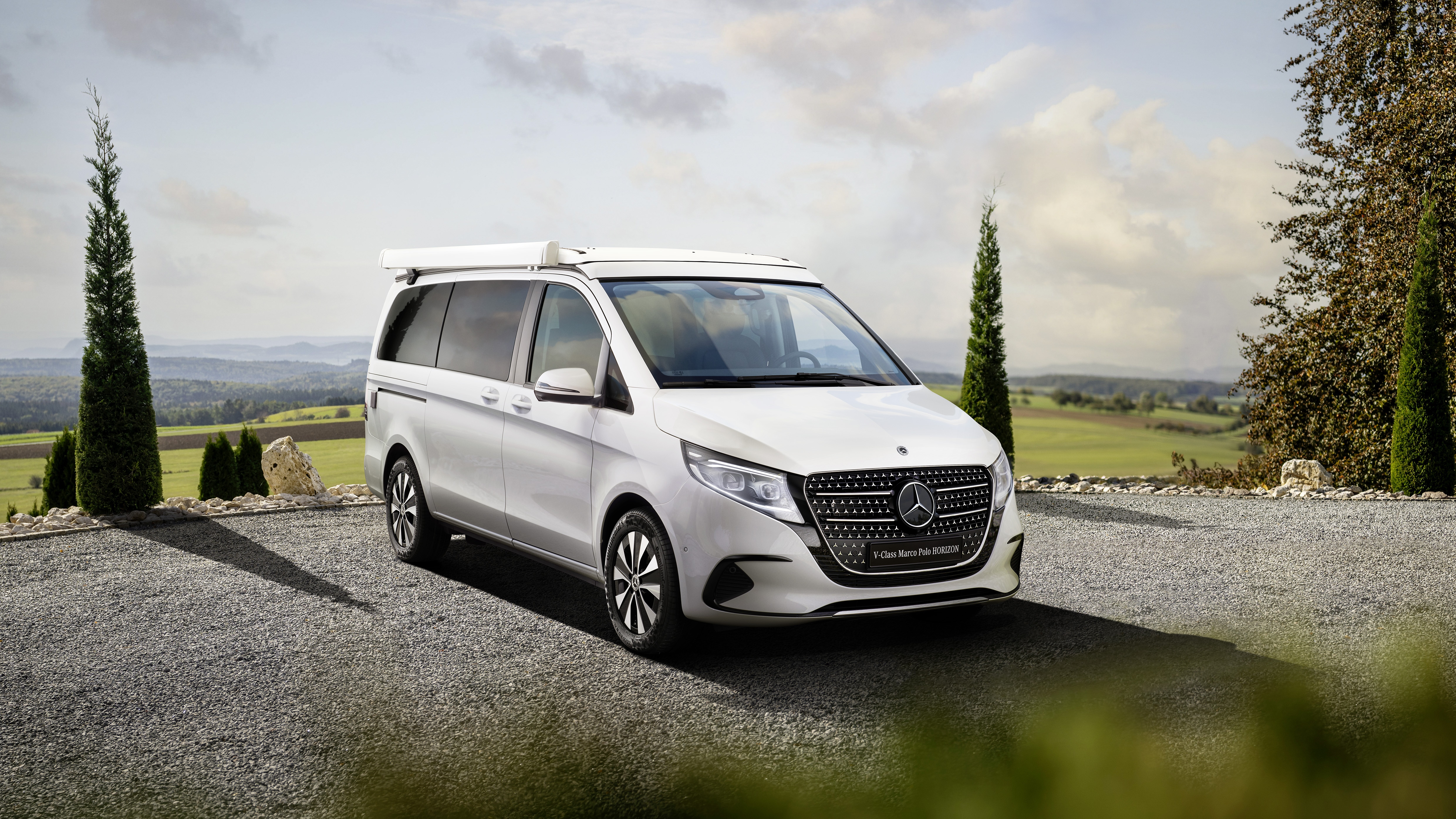 Marco Polo HORIZON | Modely dodávkových vozidel a cestovních automobilů | Dodávková vozidla Mercedes-Benz Mercedes-Benz Marco Polo HORIZON v prostředí outdoorového dobrodružství s výklopnou střechou.