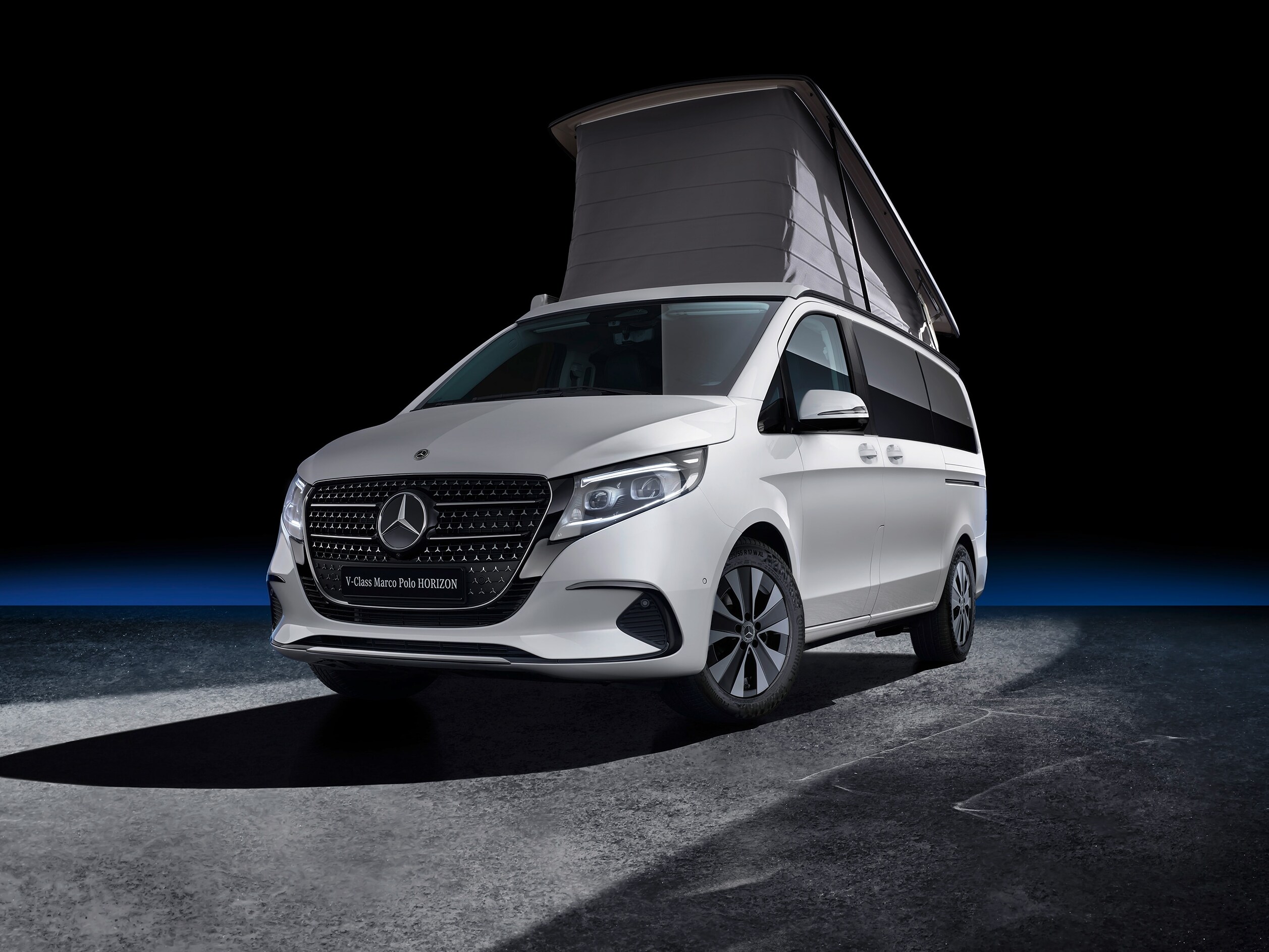 Marco Polo HORIZON s&nbsp;výklopnou střechou umístěný v&nbsp;drsné pouštní krajině, ilustrující dobrodružství v&nbsp;terénu a&nbsp;objevování života v&nbsp;dodávkovém vozidle.