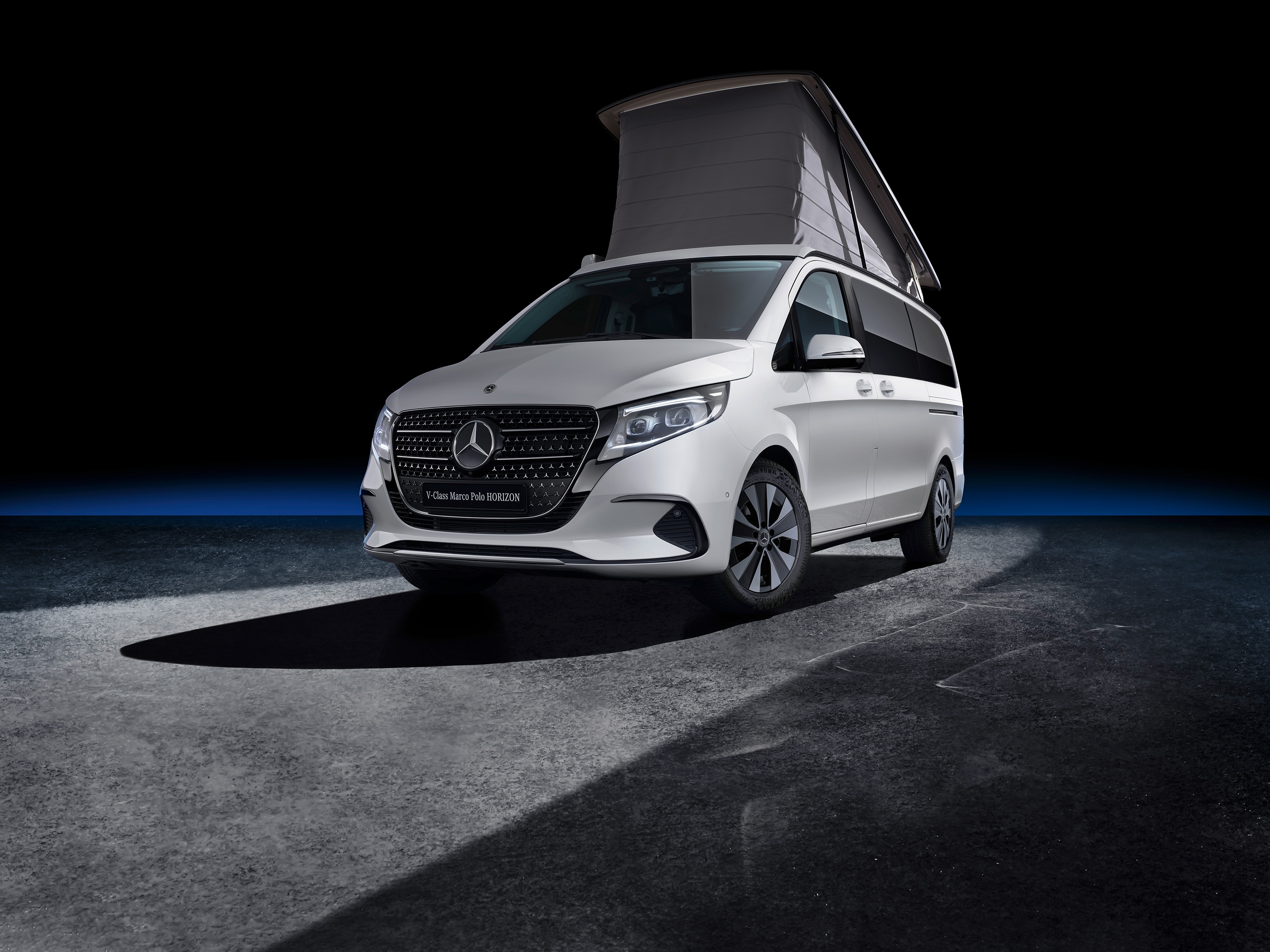 Marco Polo HORIZON | Cestovní automobily Sprinter | Mercedes-Benz Marco Polo HORIZON s výklopnou střechou umístěný v drsné pouštní krajině, ilustrující dobrodružství v terénu a objevování života v dodávkovém vozidle.