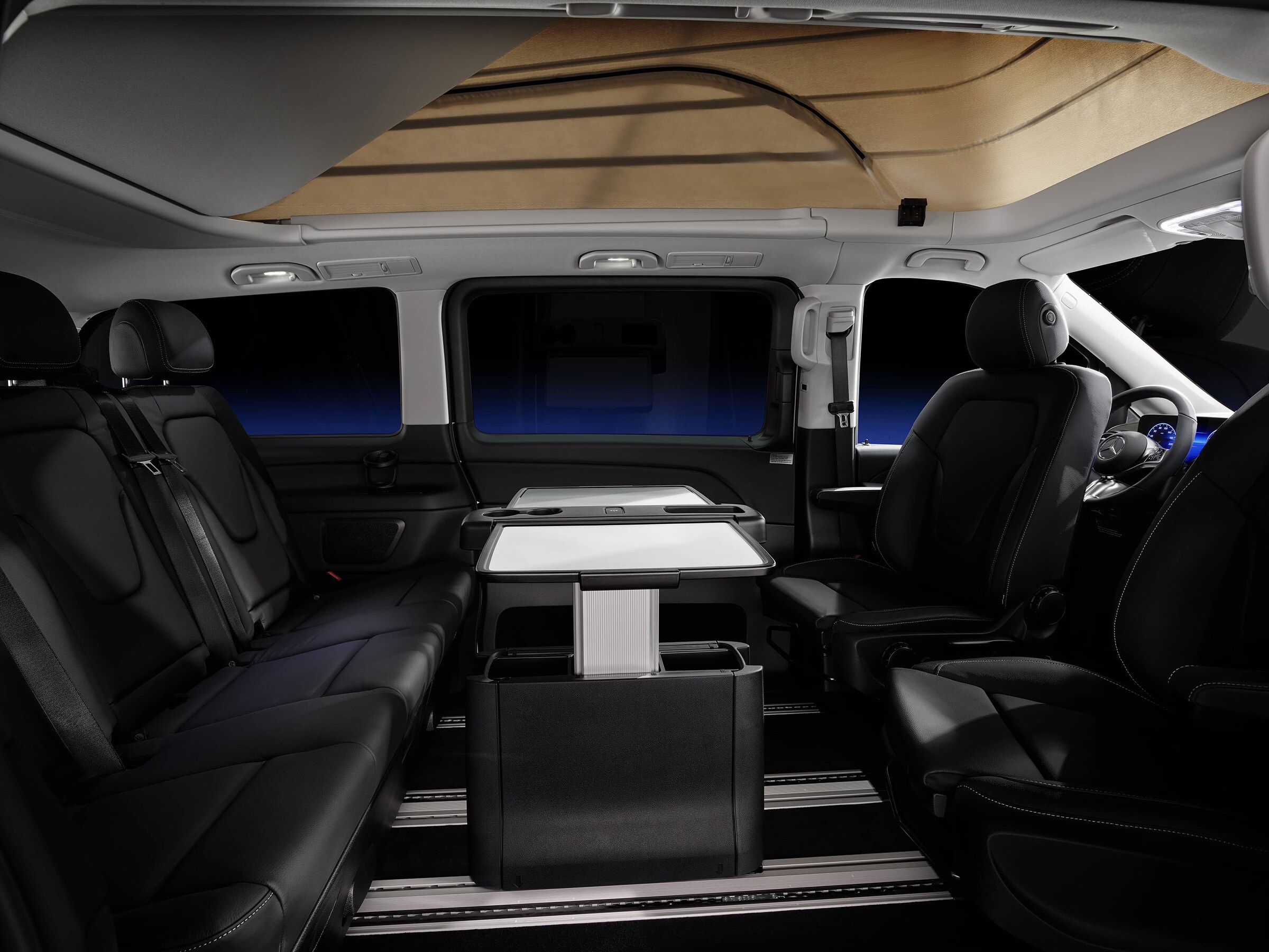 Interiér vozu Mercedes-Benz Marco Polo HORIZON se stolkem, výklopnou střechou a flexibilním obytným prostorem.
