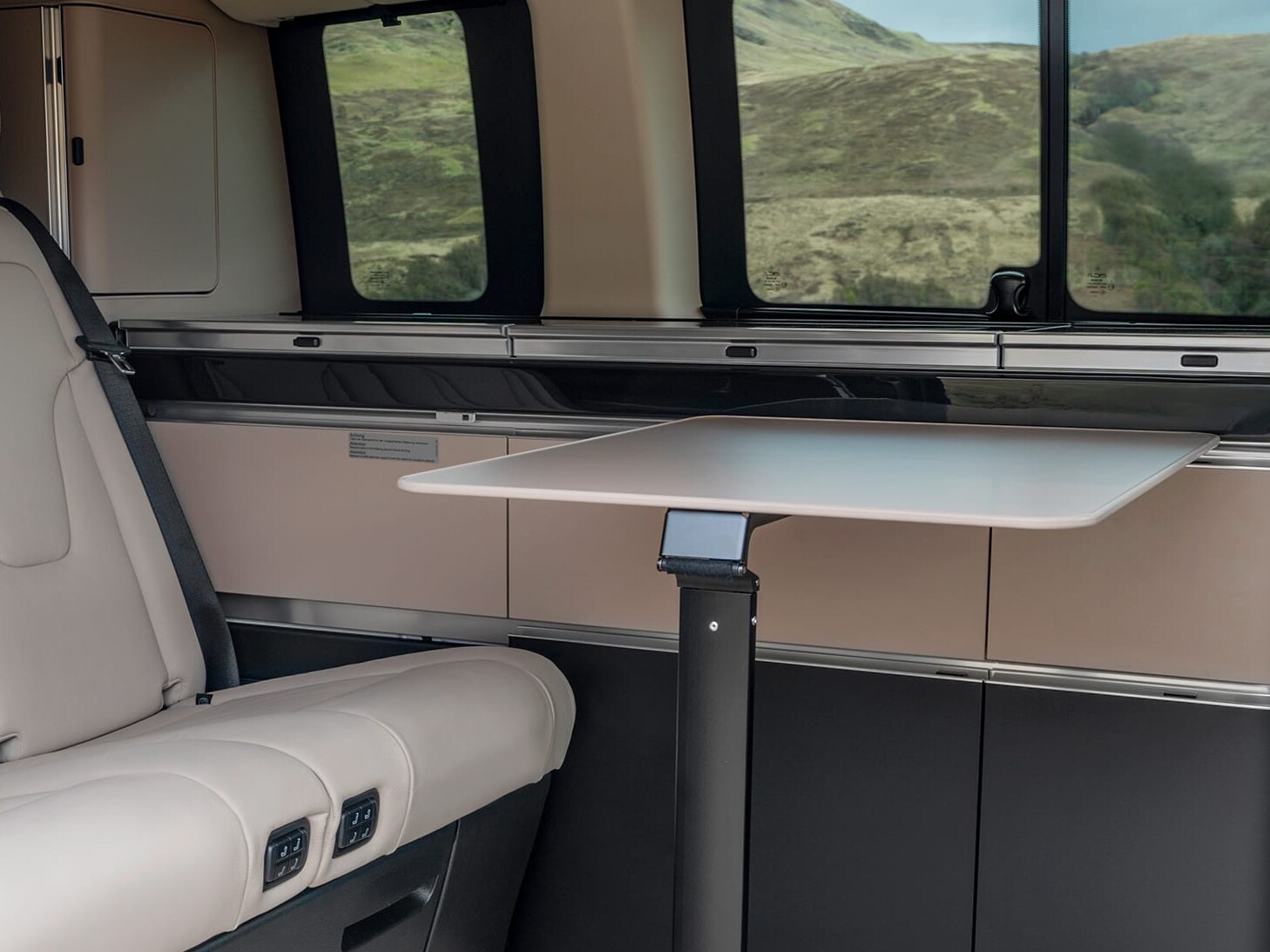 Interiér vozu Mercedes-Benz Marco Polo se sklopným stolkem a&nbsp;flexibilním obytným prostorem.