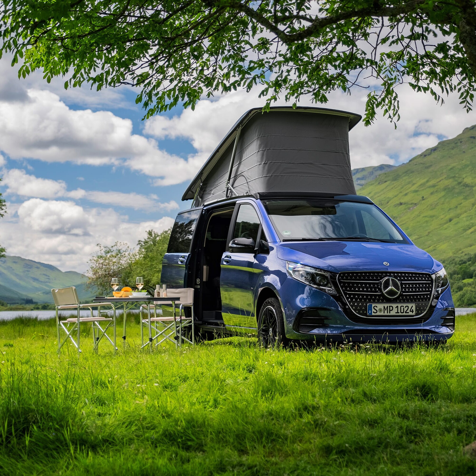 Mercedes-Benz Marco Polo na ikonickém místě – spojení stylového designu s&nbsp;prvotřídním komfortem při cestování i&nbsp;kempování.