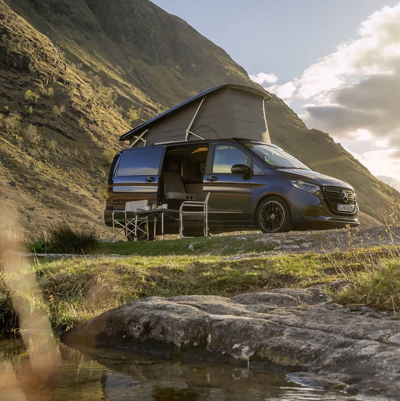Cestovní automobil Mercedes-Benz Marco Polo s&nbsp;výklopnou střechou v&nbsp;malebné horské krajině