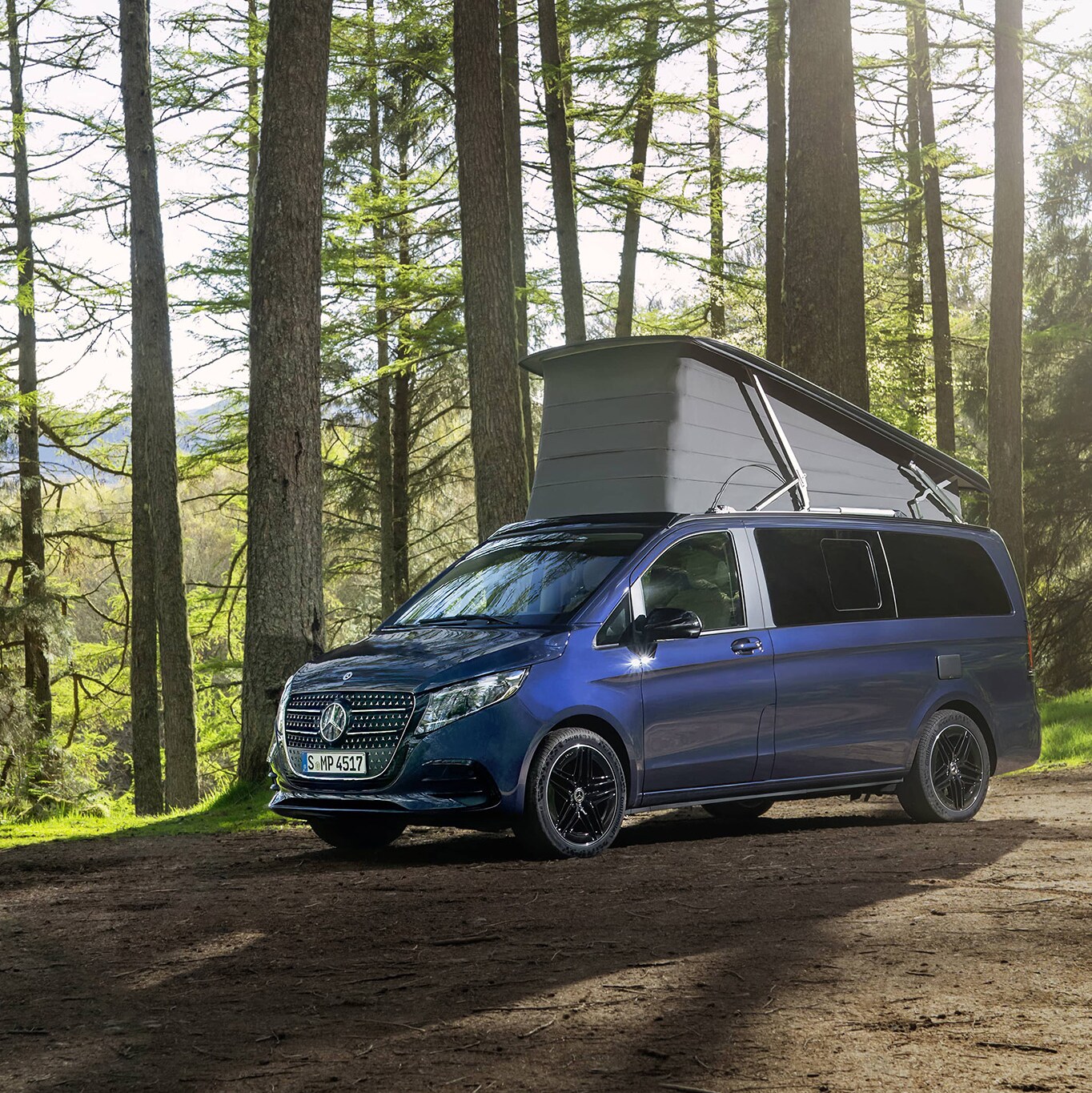 Cestovní automobil Mercedes-Benz Marco Polo s&nbsp;výklopnou střechou, připravený na outdoorová dobrodružství a&nbsp;nocování v&nbsp;přírodě.