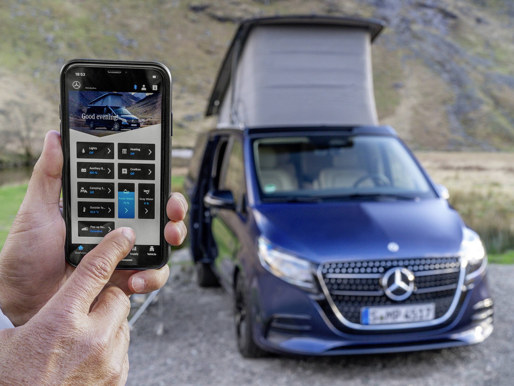 Systém Mercedes-Benz Advanced Control (MBAC) umožňuje dálkově ovládat klíčové funkce cestovního automobilu, jako je vytápění, osvětlení a&nbsp;výklopná střecha, pomocí chytrého telefonu.
