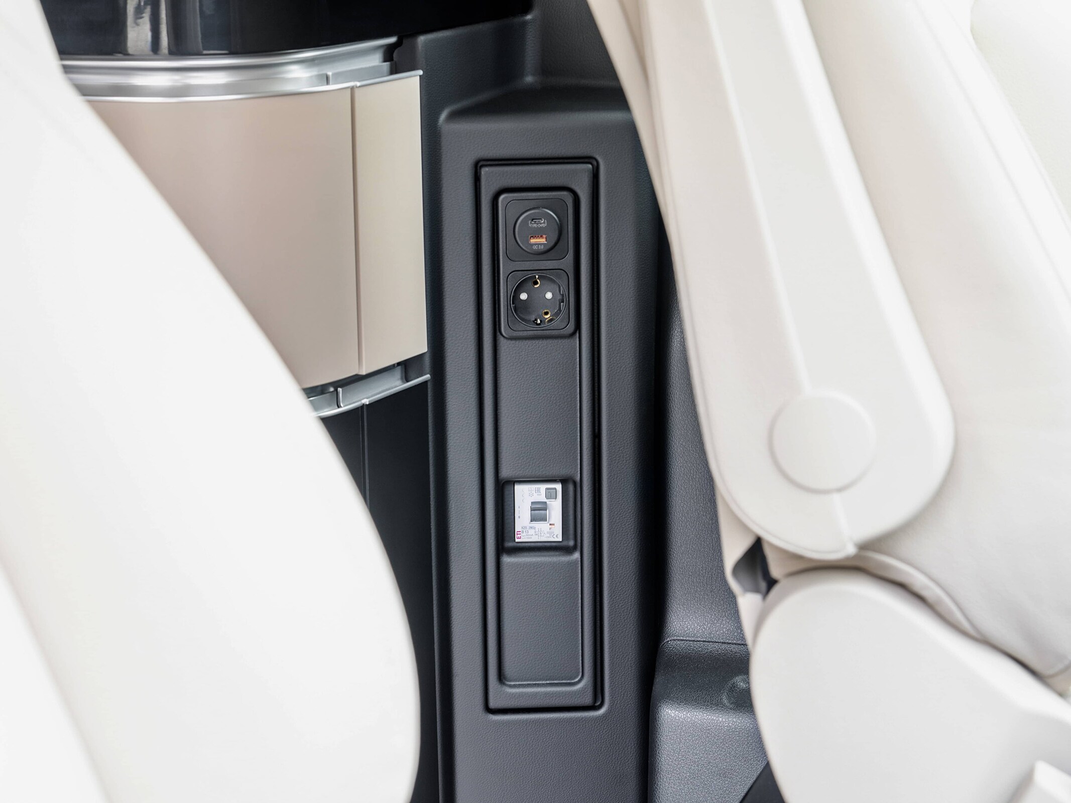 230V a&nbsp;12V zásuvky pro Mercedes-Benz Marco Polo a&nbsp;také nabíjecí zdířka USB.