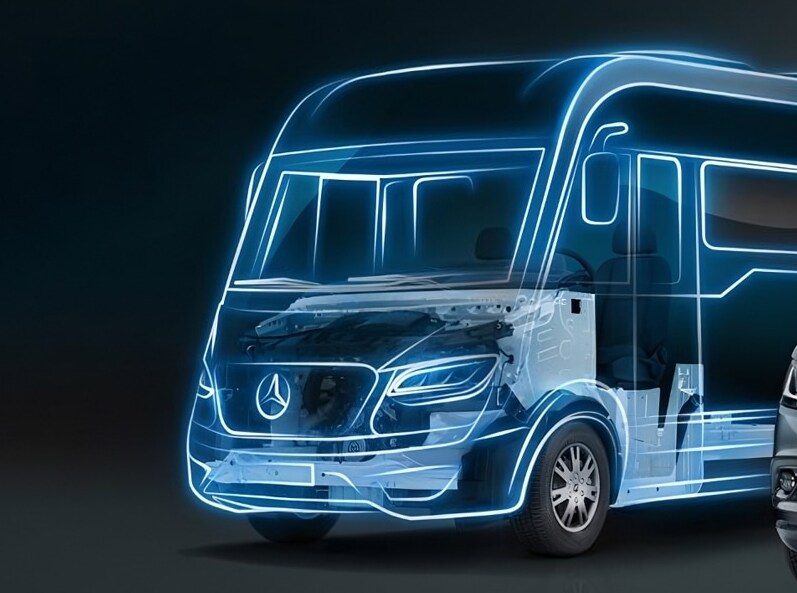 Cestovní automobil Mercedes-Benz Sprinter s&nbsp;pohonem všech kol jedoucí v&nbsp;zasněženém terénu.