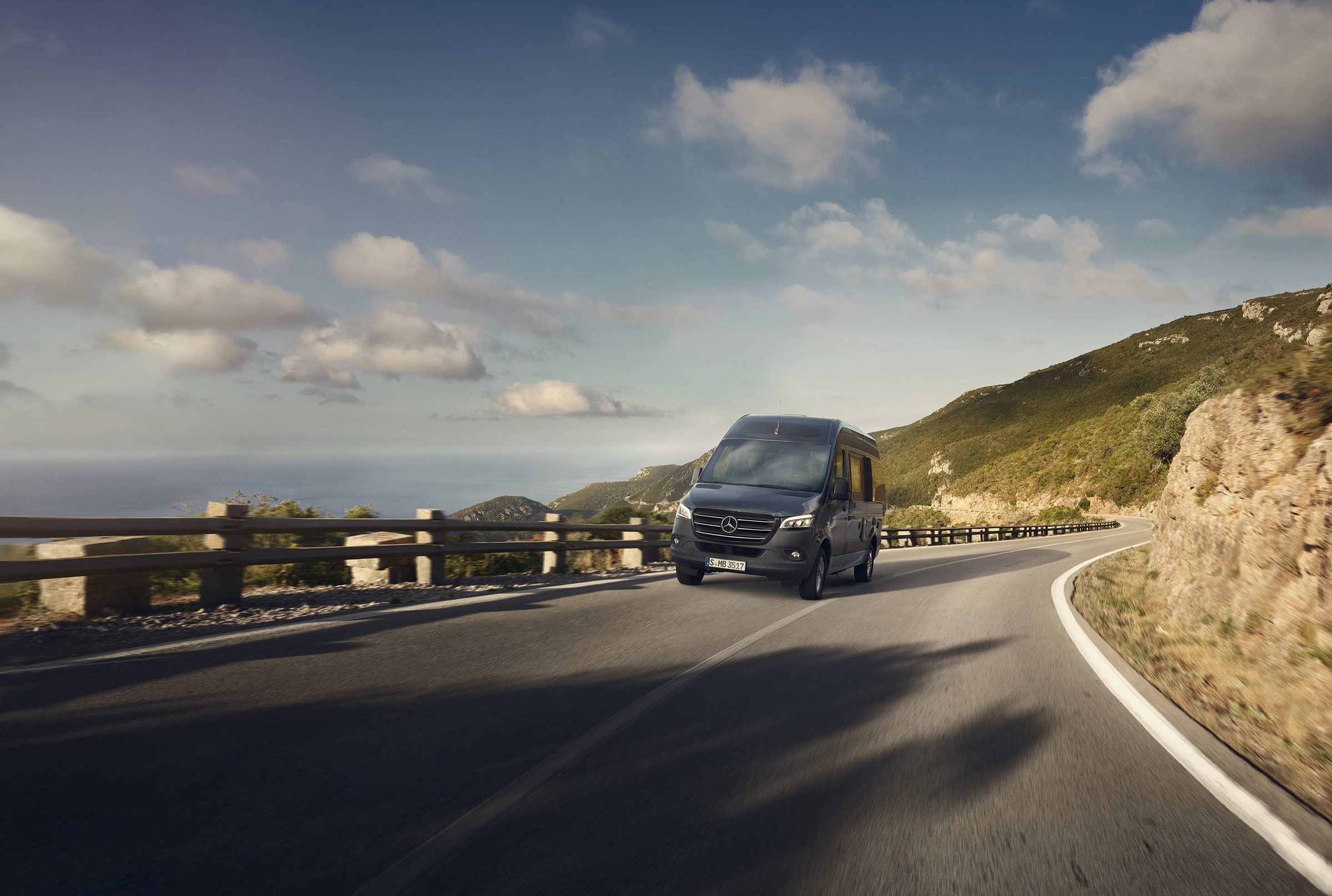 Obytná přestavba Sprinter | Cestovní automobily Sprinter | Mercedes-Benz Cestovní automobil Mercedes-Benz Sprinter na cestách nabízí prvotřídní pohodlí