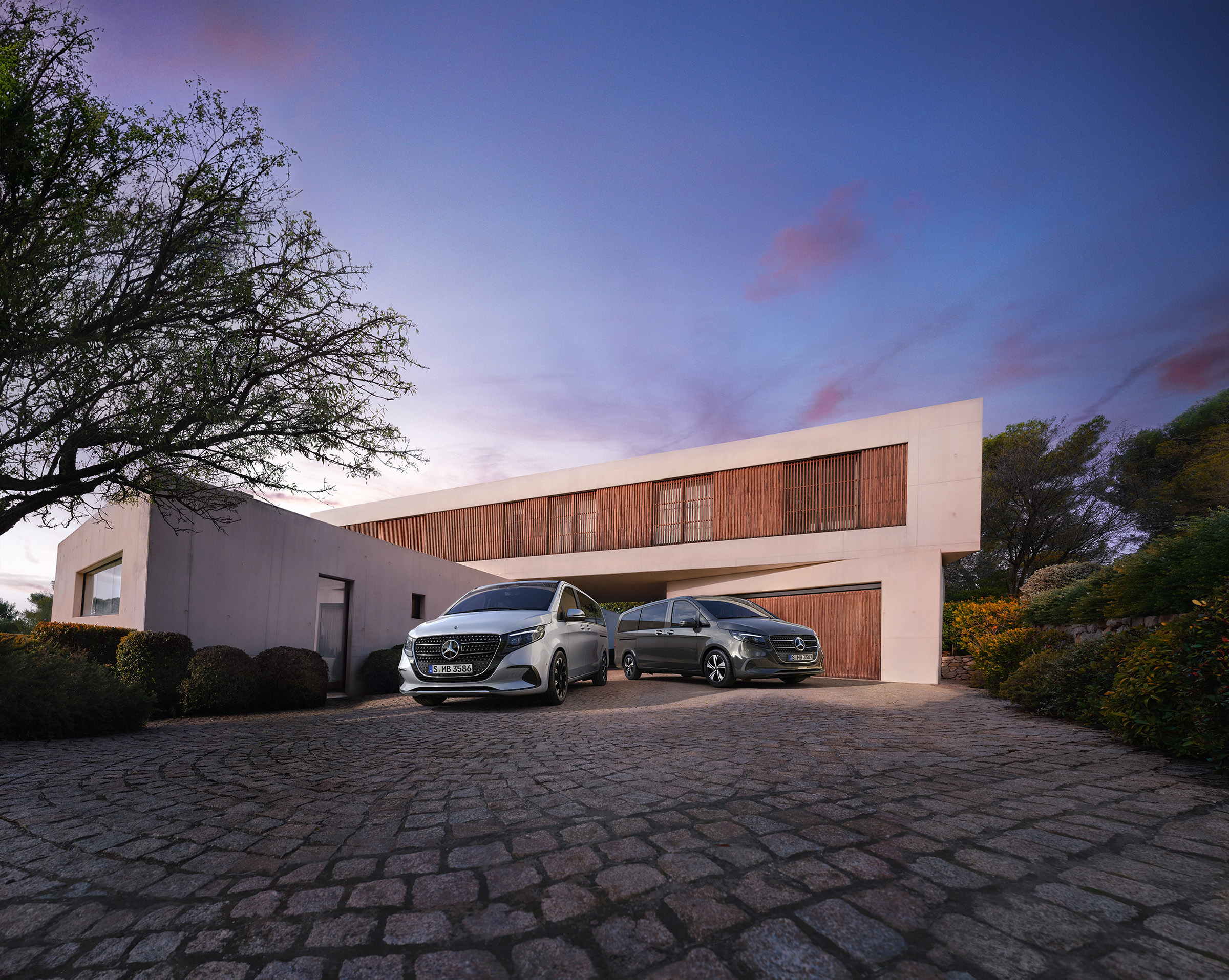 Třída V | Modely dodávkových vozidel a cestovních automobilů | Dodávková vozidla Mercedes-Benz Mercedes-Benz Třídy V před moderním luxusním domem za soumraku.