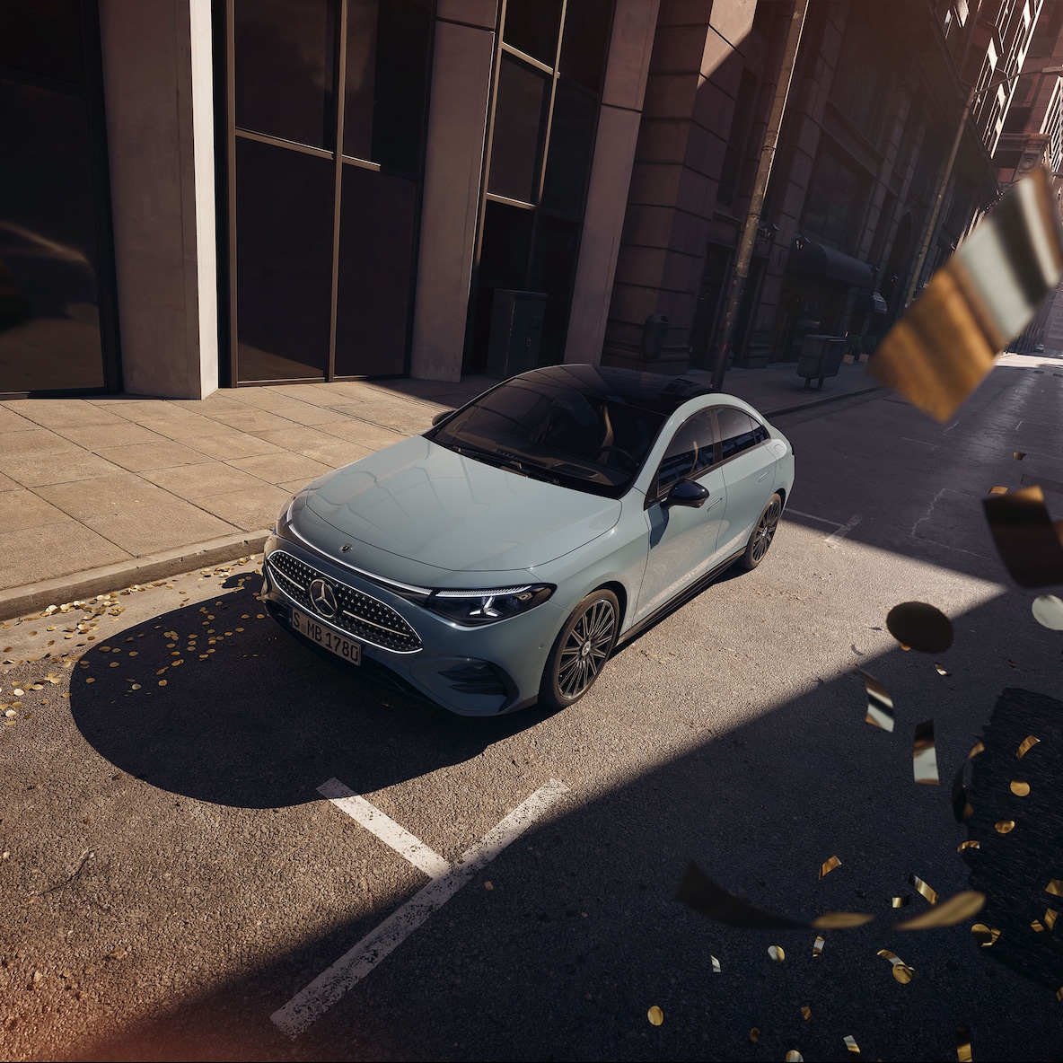 Pohled z boku zepředu (z mírně vyvýšené perspektivy kvůli panoramatickému střešnímu oknu) vozidla Mercedes-Benz CLA C178 s linií AMG Plus.