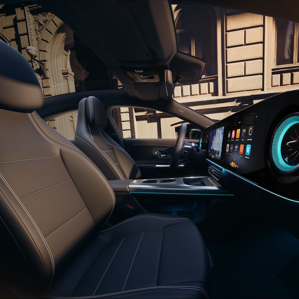 Pohled na MBUX Superscreen ze sedadla řidiče ve vozidle Mercedes-Benz CLA C178 (nebo pohled z boku, při kterém jsou viditelná i sportovní sedadla).