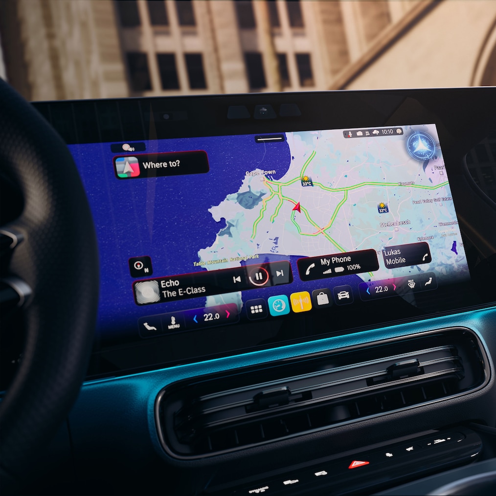 Pohled na centrální displej s nultou úrovní obrazovky s MVA v rohu ve vozidle CLA C178.