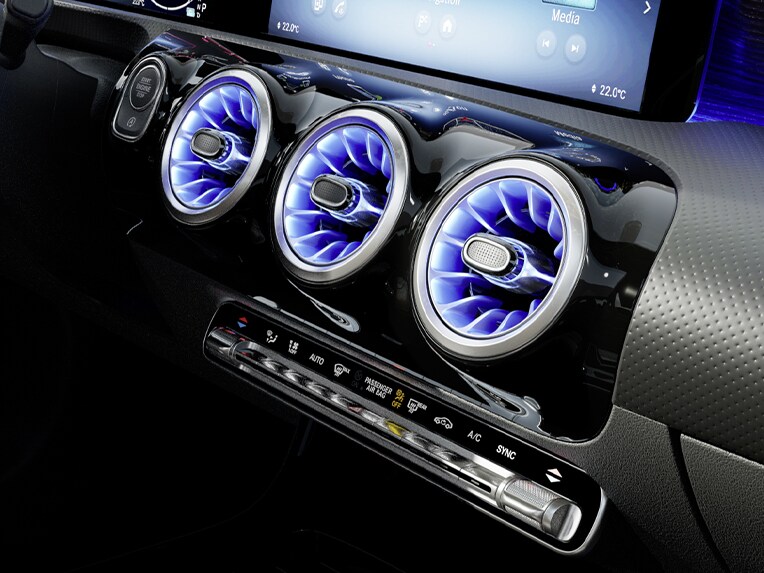 Automatická klimatizace THERMOTRONIC ve vozidle Mercedes-Benz CLA kupé.