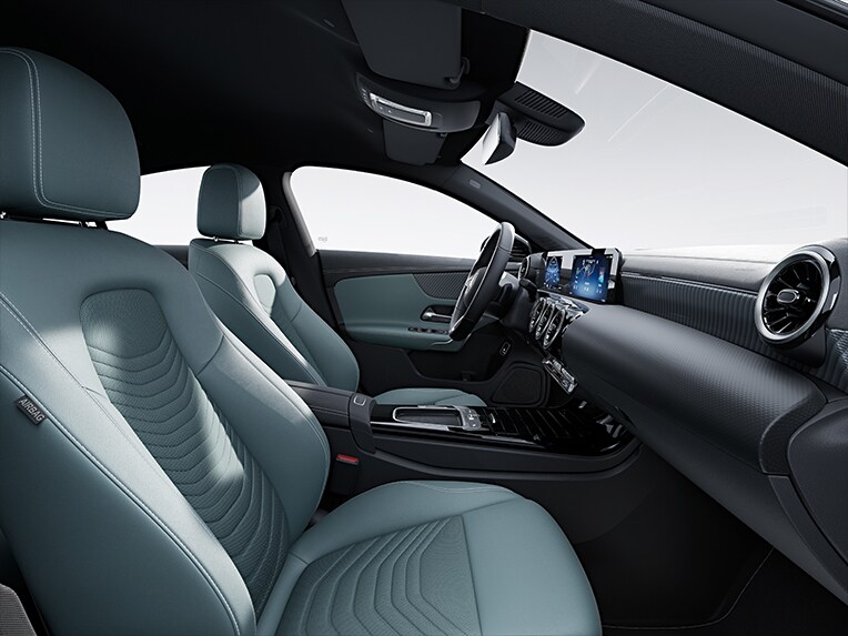 Mercedes-Benz CLA kupé s linií výbavy Progressive v interiéru vozidla.