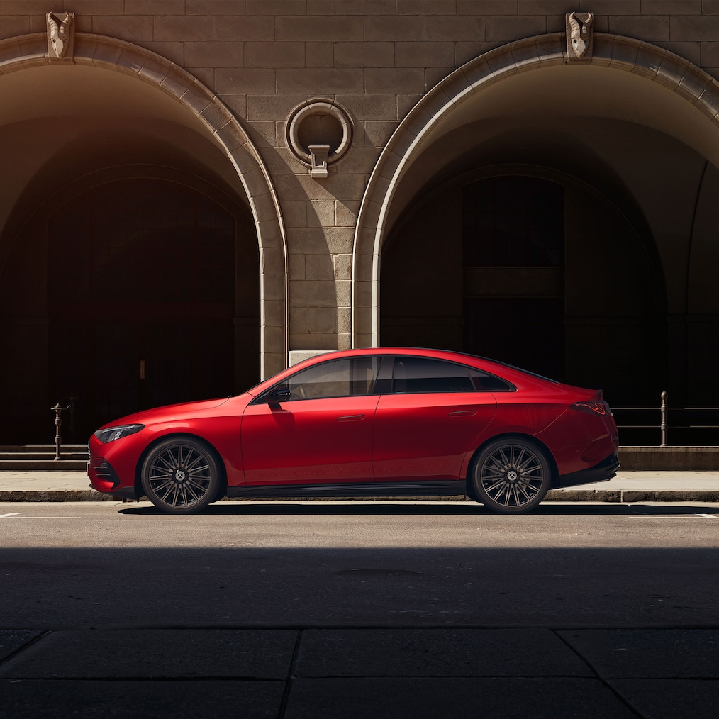 Pohled z&nbsp;boku zepředu z&nbsp;mírně vyvýšené perspektivy kvůli panoramatickému střešnímu oknu vozidla Mercedes-Benz CLA C174.