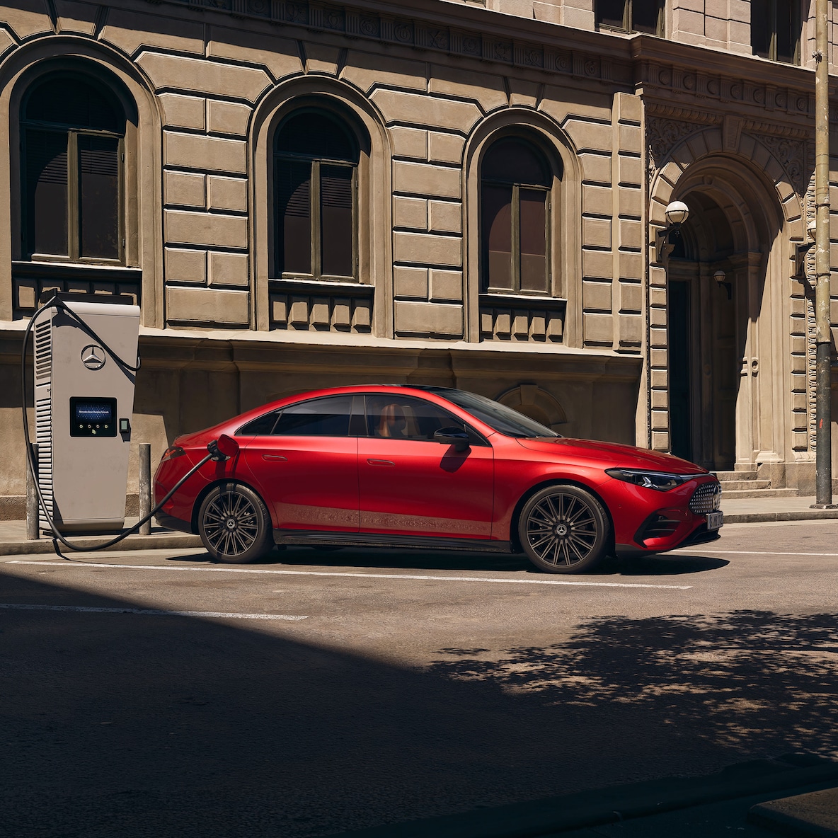 Pohled z&nbsp;boku na vozidlo Mercedes-Benz CLA C174 na nabíjecí stanici.