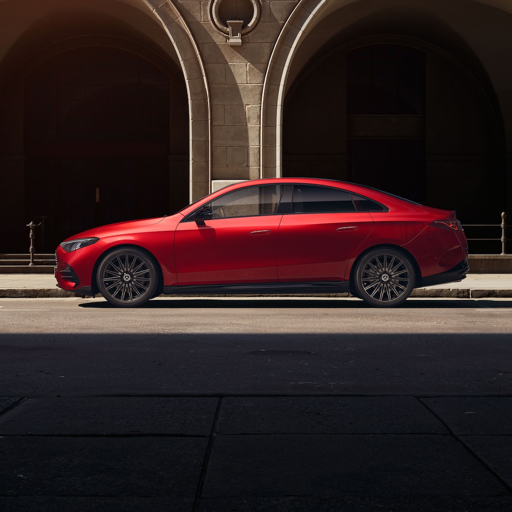 Pohled z&nbsp;boku zepředu z&nbsp;mírně vyvýšené perspektivy kvůli panoramatickému střešnímu oknu vozidla Mercedes-Benz CLA C174.