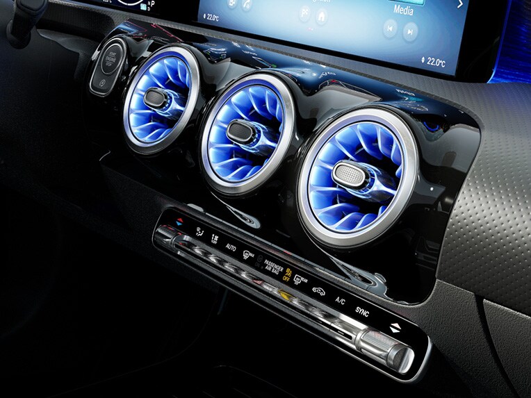 Automatická klimatizace THERMOTRONIC ve vozidle Mercedes-Benz CLA Shooting Brake.