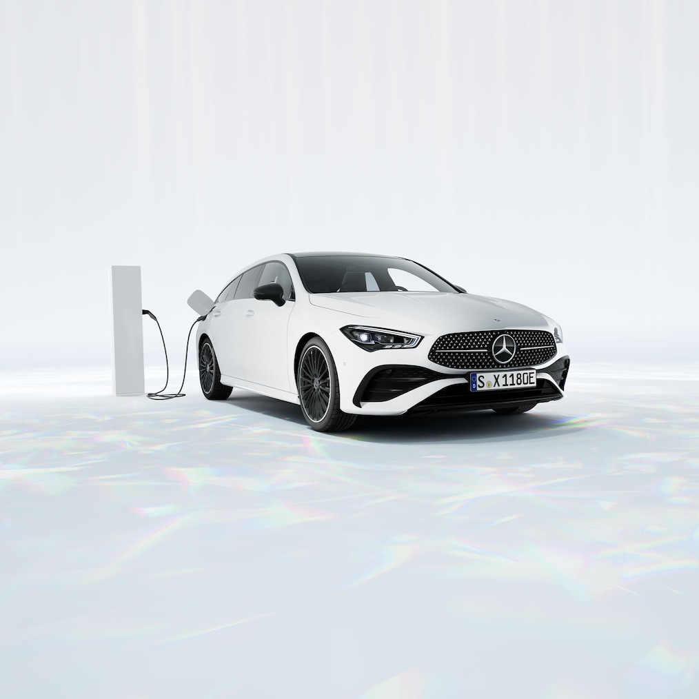Pohled na model Mercedes-Benz CLA 250 e Shooting Brake s technologií hybridního pohonu EQ stojící u nabíjecí stanice.