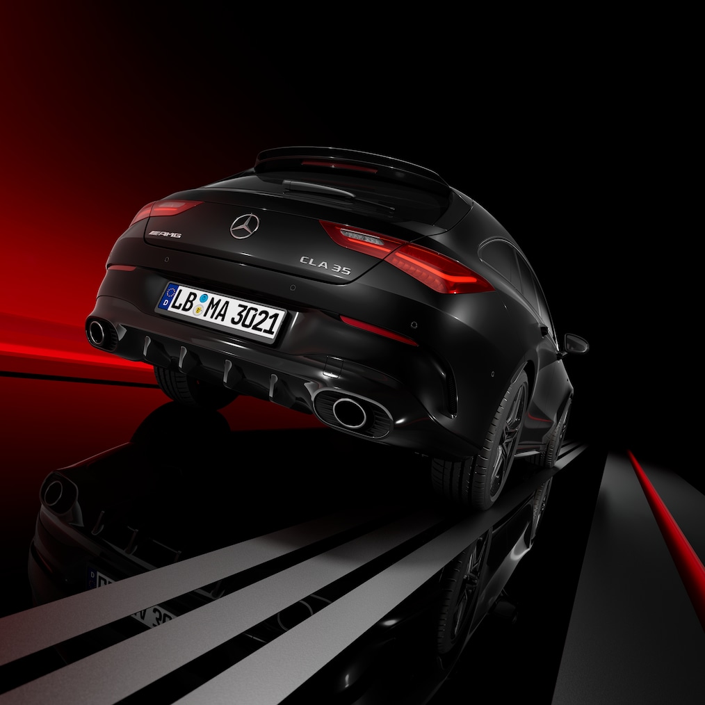 Mercedes-AMG CLA 35 4MATIC Shooting Brake při bočním pohledu zepředu/zezadu.