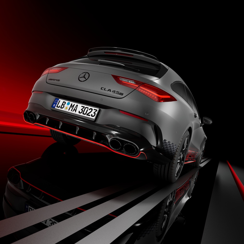 Mercedes-AMG CLA 45 S 4MATIC+ Shooting Brake při bočním pohledu zepředu/zezadu.