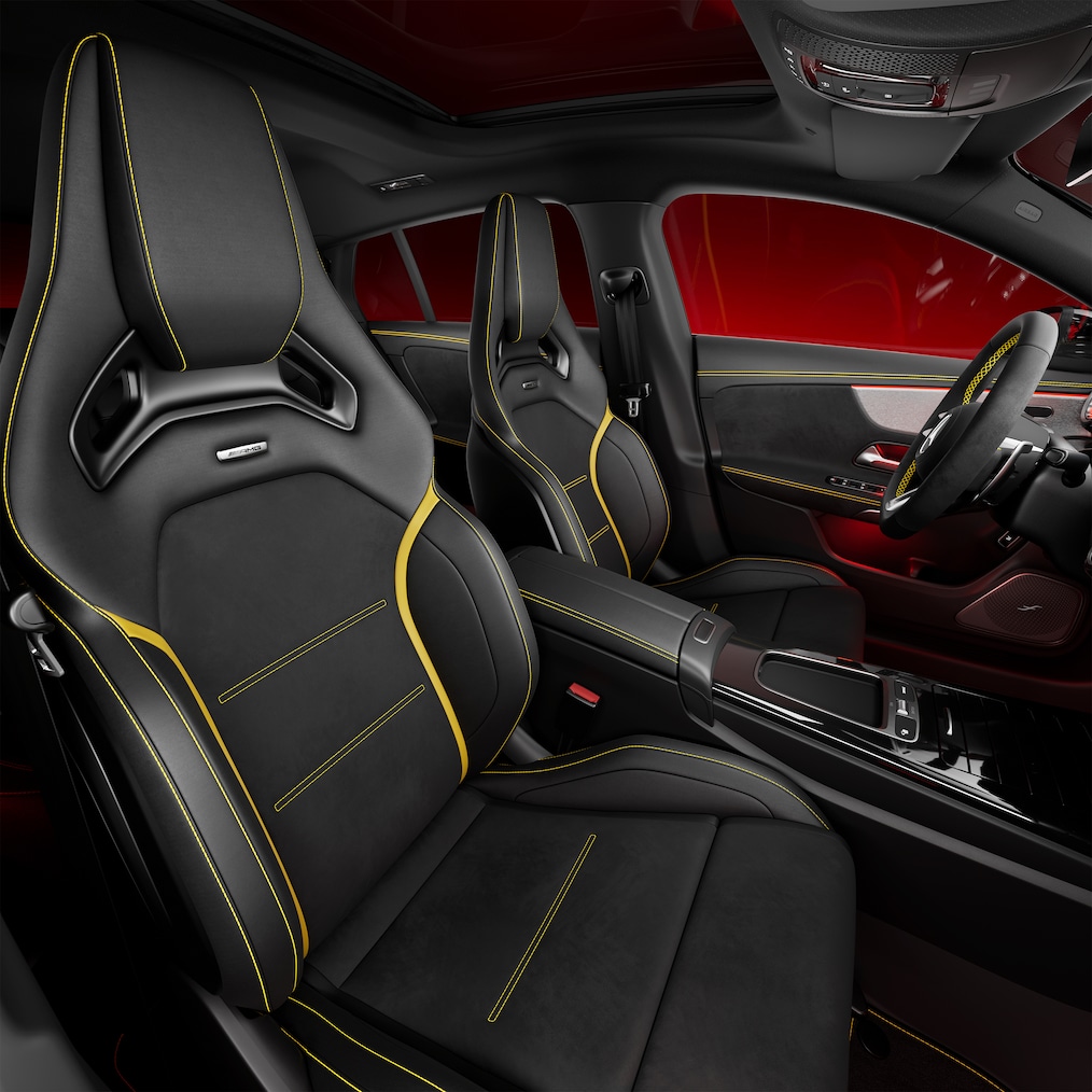 Interiér vozidla Mercedes-AMG CLA Shooting Brake se sedadly a volantem AMG Performance.